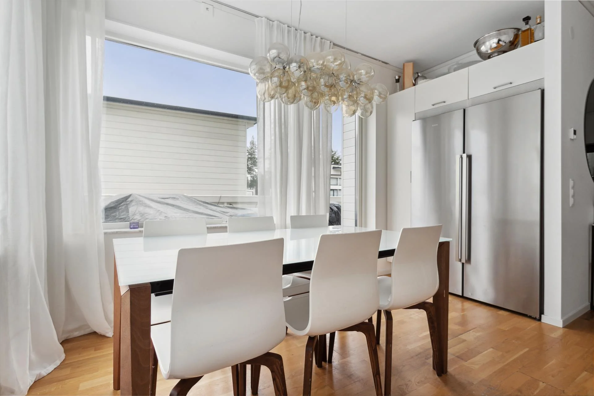 Stilren och yteffektiv 6:a från 2019 med fin uteplats