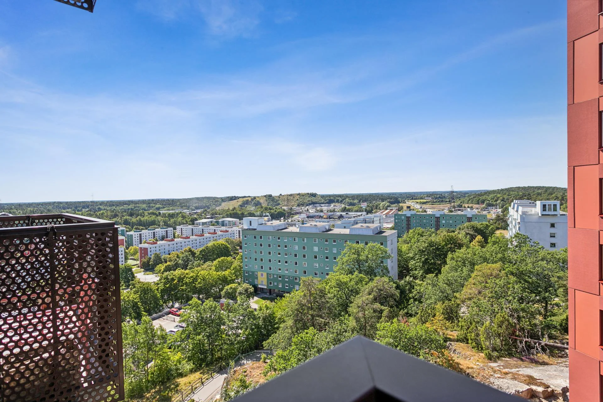 Välplanerad etta med påkostade materialval och stor balkong