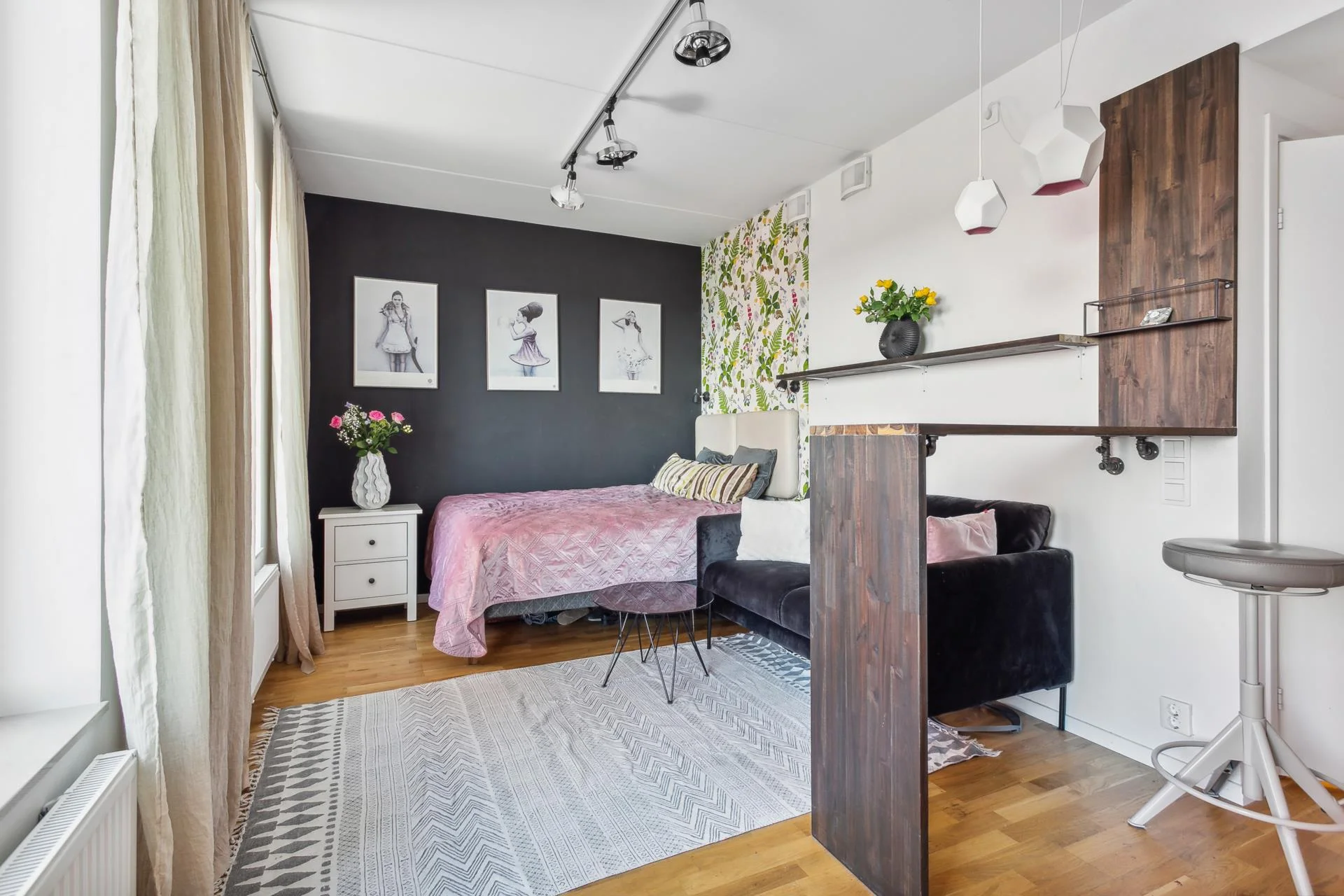 Välplanerad etta med påkostade materialval och stor balkong