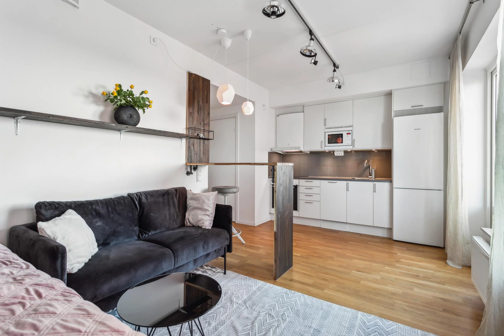 Välplanerad etta med påkostade materialval och stor balkong