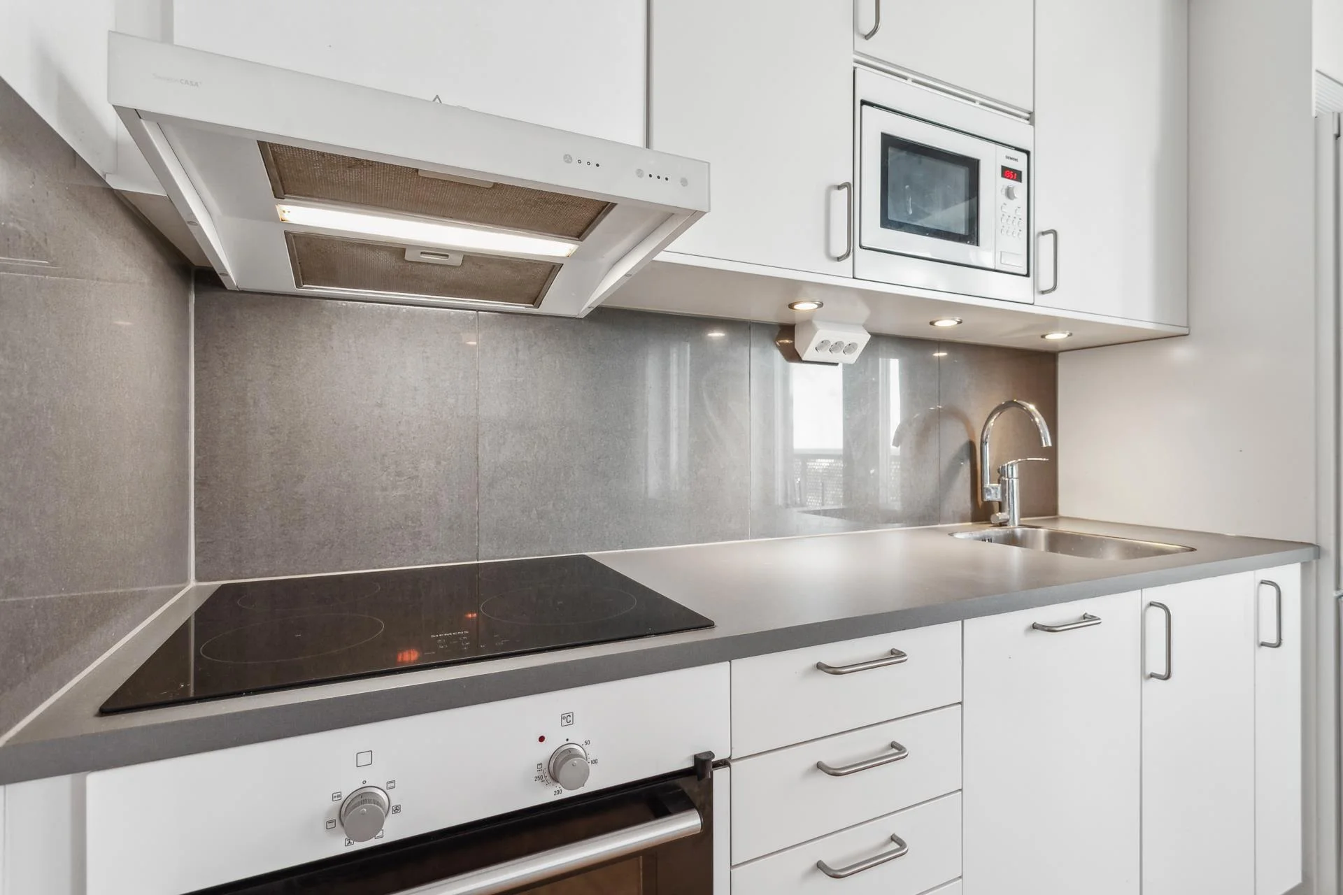 Välplanerad etta med påkostade materialval och stor balkong