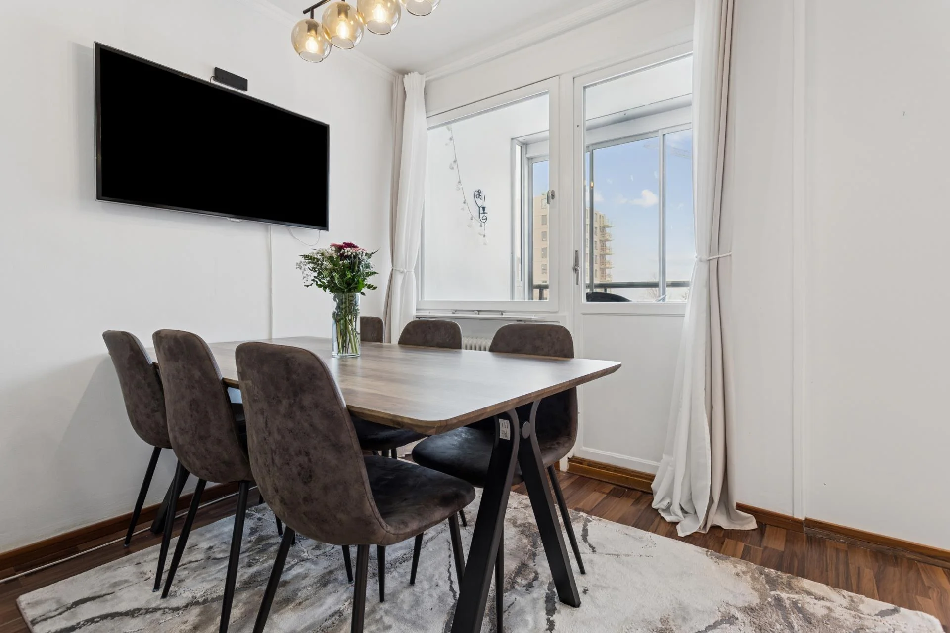 Två inglasade balkonger, helkaklad dusch/WC/tvätt och stilrent kök