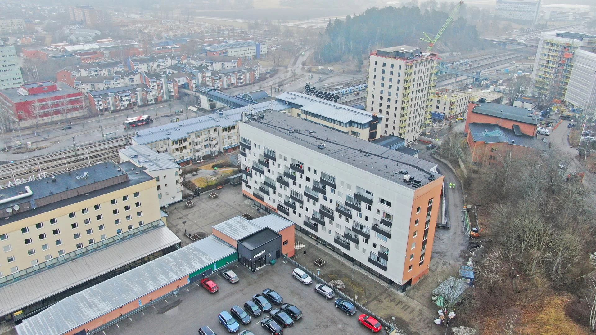 Två inglasade balkonger, helkaklad dusch/WC/tvätt och stilrent kök