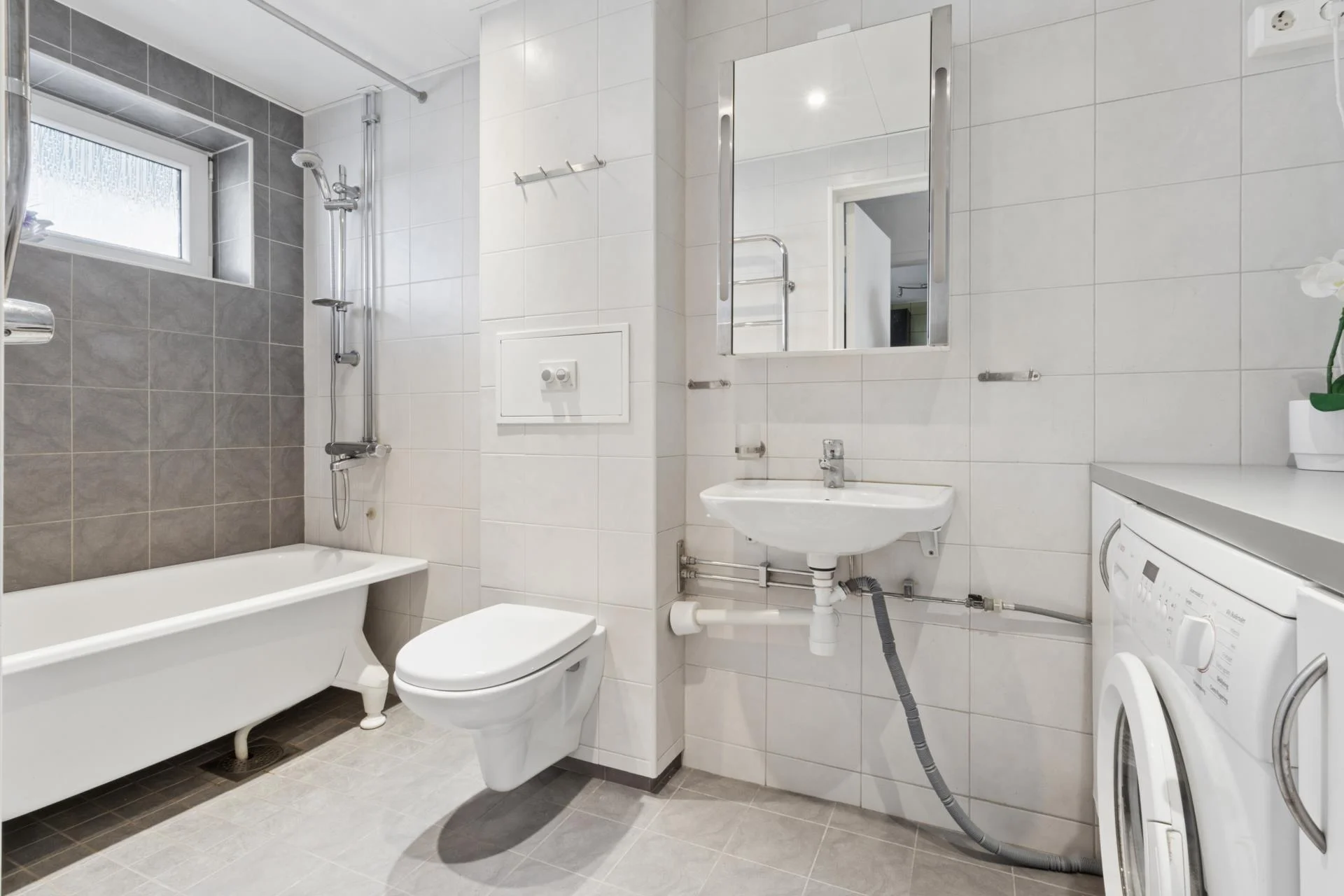 Välplanerad trea med stambytt badrum/ extra WC samt inglasad balkong
