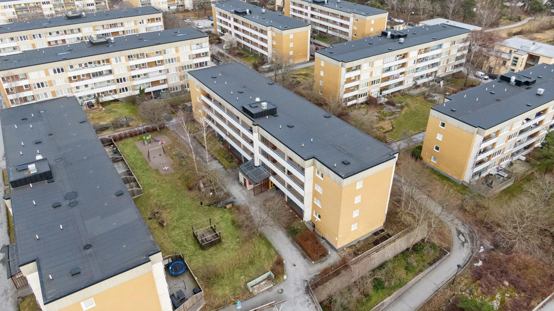 Välplanerad trea med stambytt badrum/ extra WC samt inglasad balkong