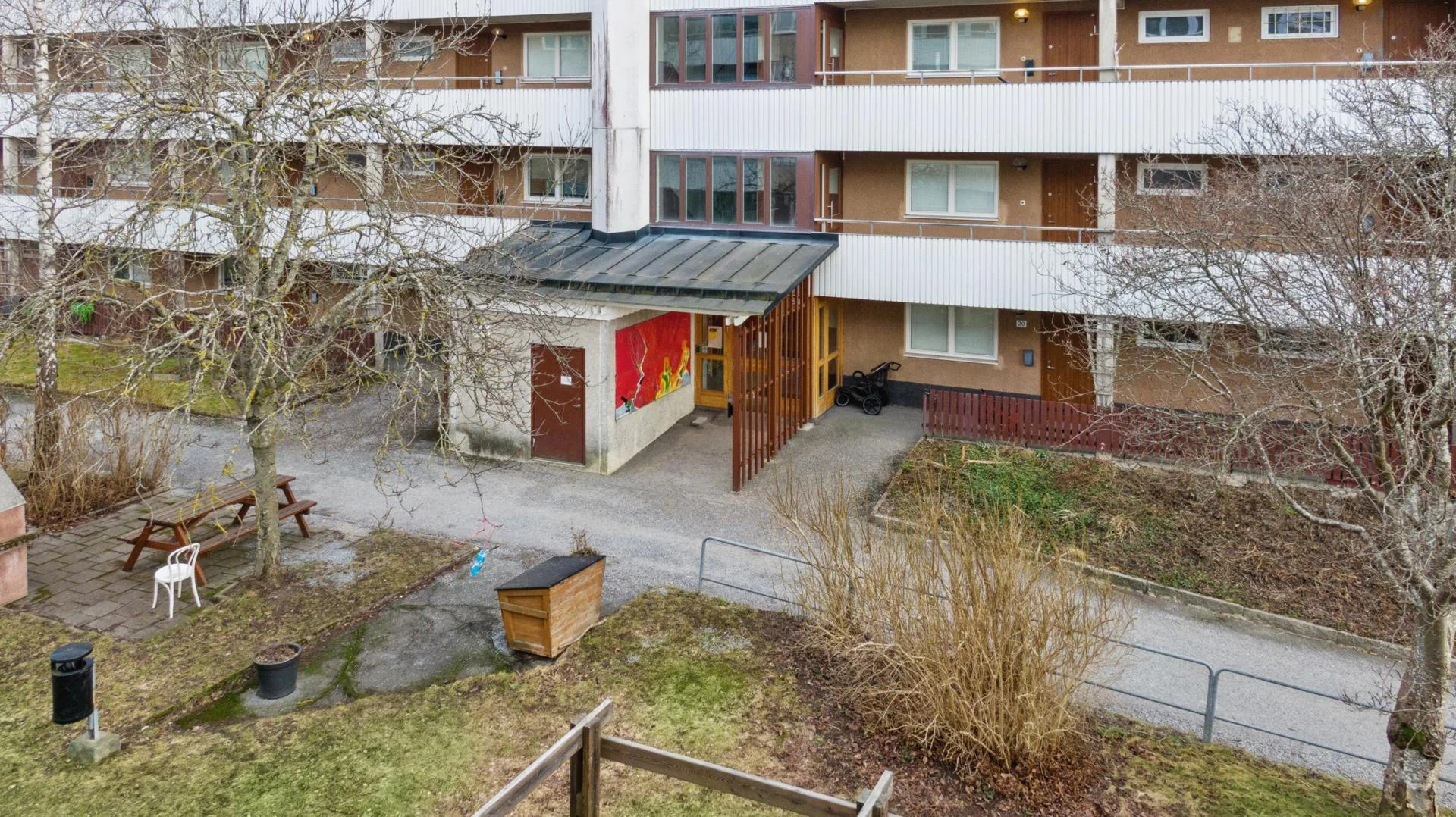 Välplanerad trea med stambytt badrum/ extra WC samt inglasad balkong