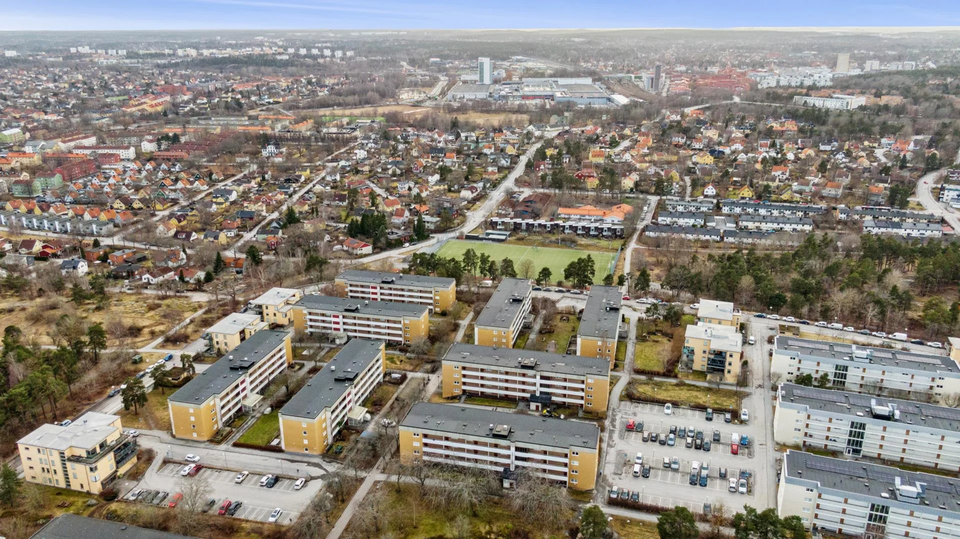 Välplanerad trea med stambytt badrum/ extra WC samt inglasad balkong