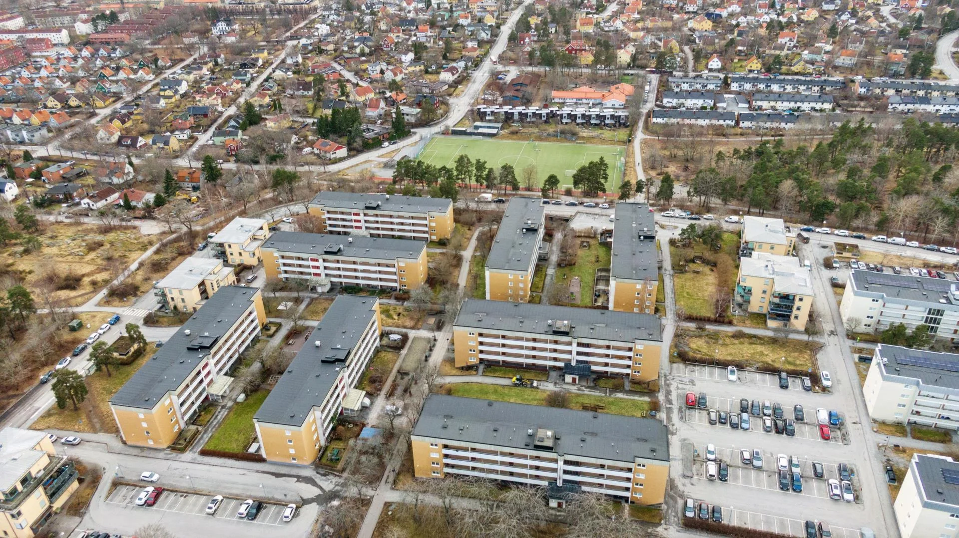 Välplanerad trea med stambytt badrum/ extra WC samt inglasad balkong