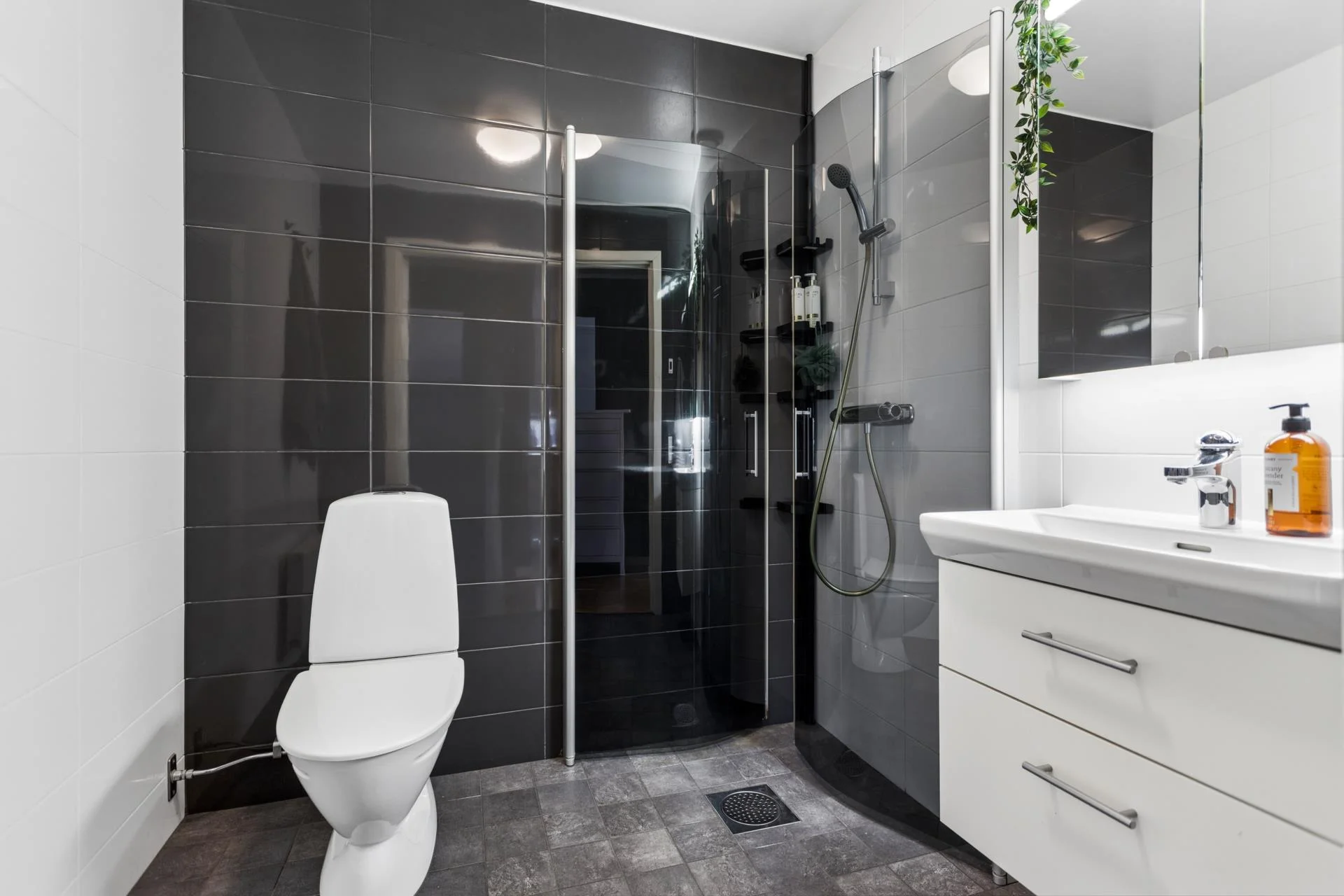 Tilltalande bostadsrättsparhus i lummiga kvarter med flexibel planlösning