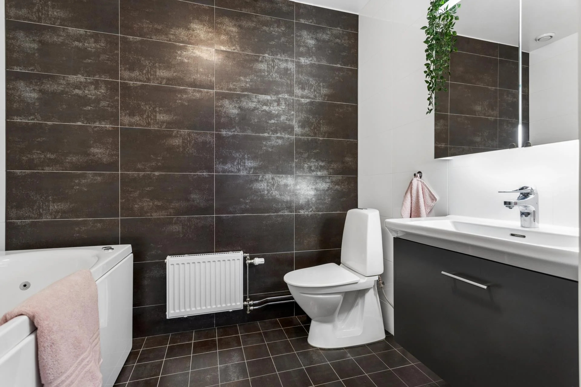 Tilltalande bostadsrättsparhus i lummiga kvarter med flexibel planlösning