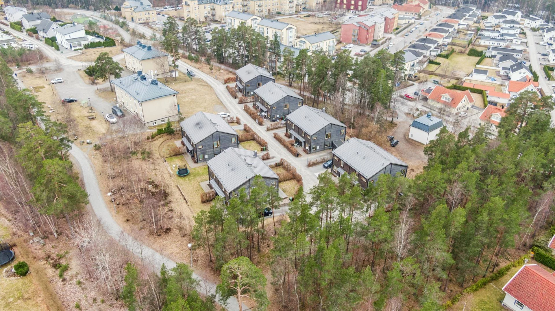Tilltalande bostadsrättsparhus i lummiga kvarter med flexibel planlösning