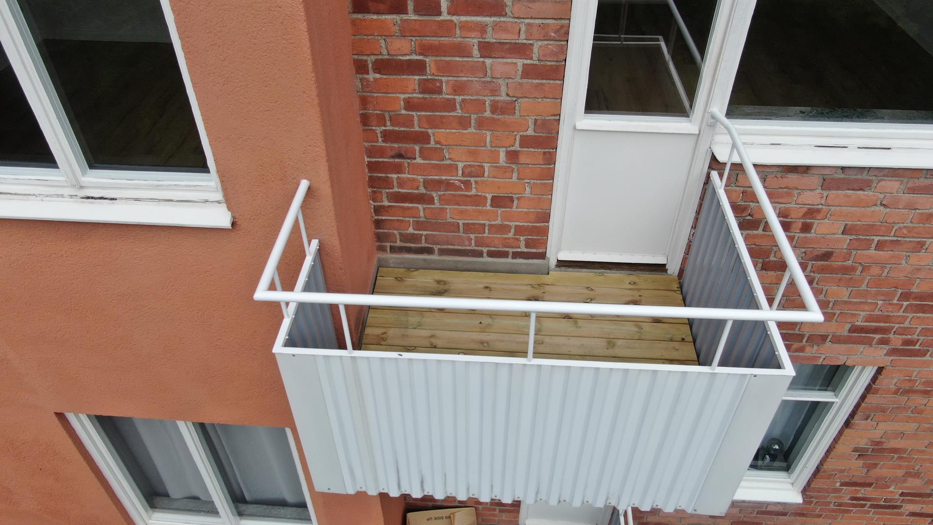 Ljus och nyrenoverad 2:a högst upp med solig balkong samt nära till T-bana