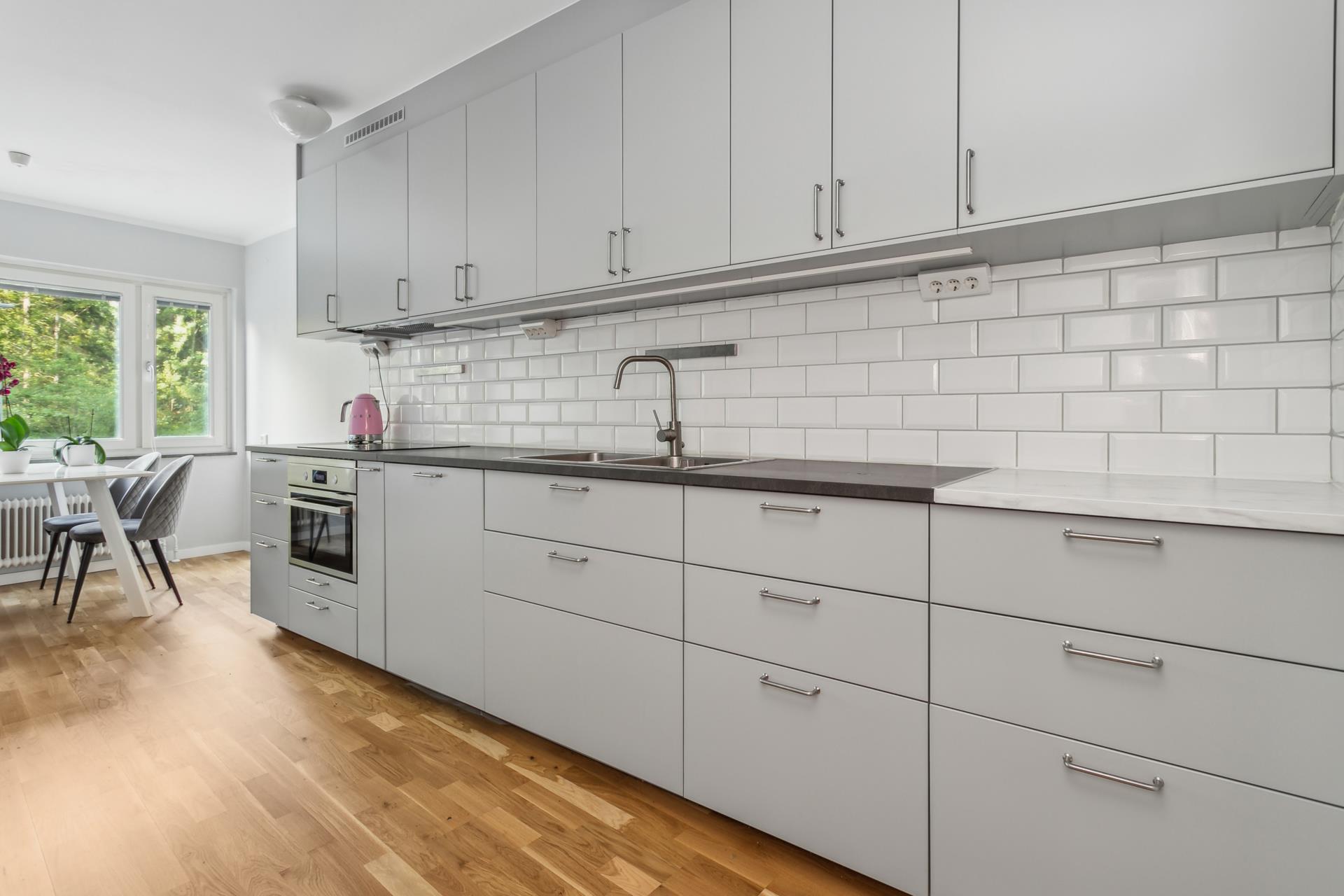 Påkostad fyra som totalrenoverades 2023-2024 med stor balkong och uthyrningsdel