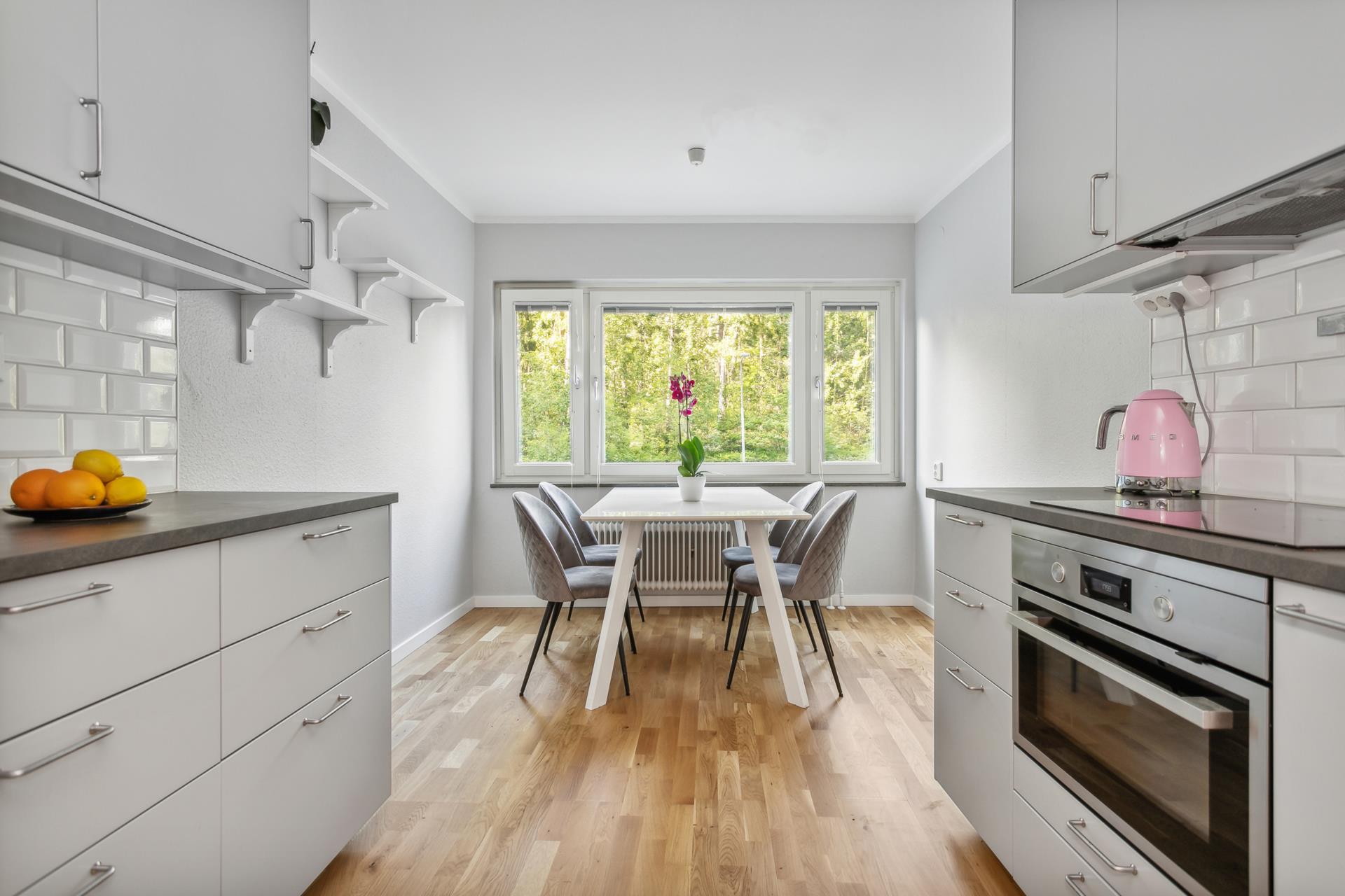 Påkostad fyra som totalrenoverades 2023-2024 med stor balkong och uthyrningsdel