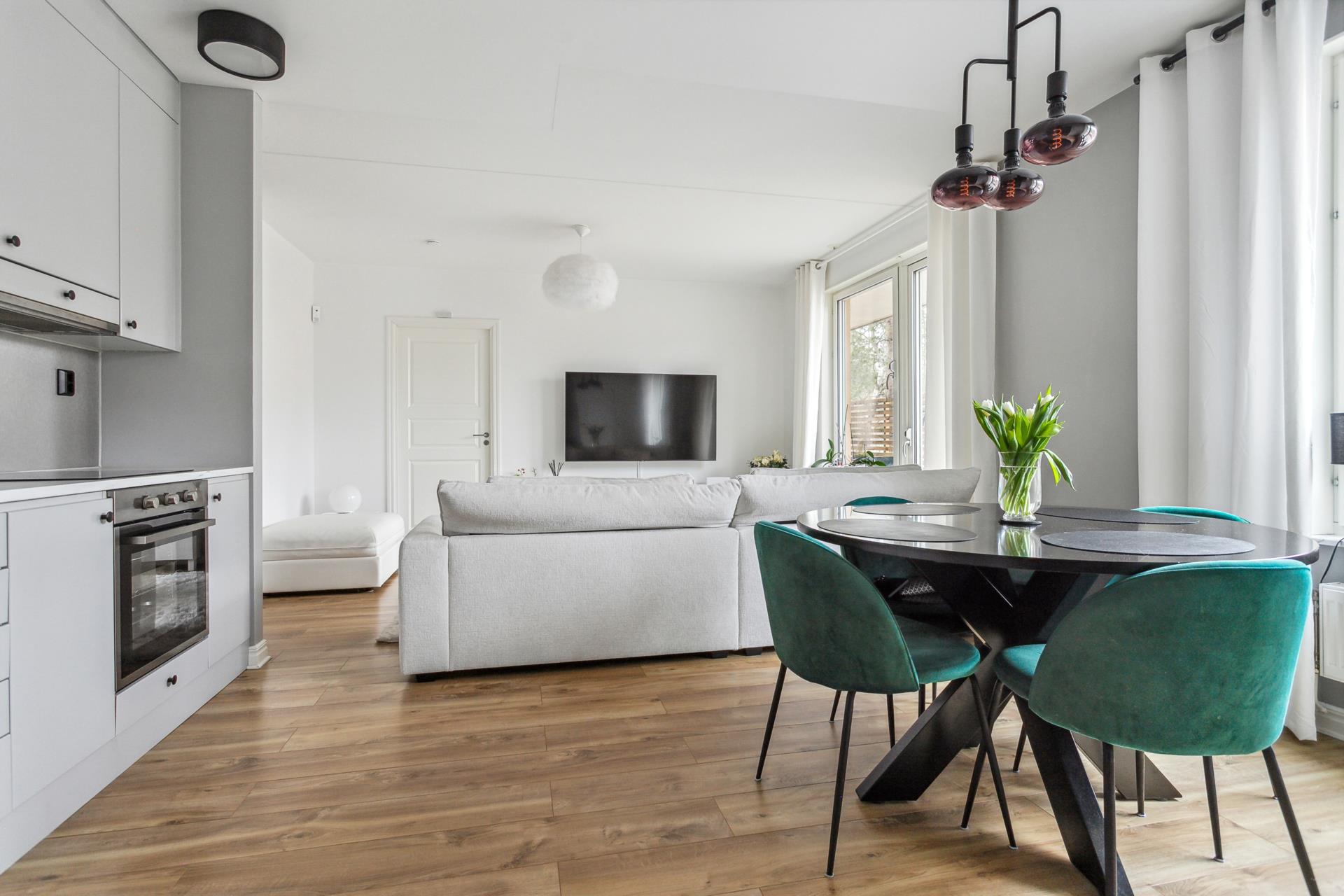 Smakfullt renoverad trea i toppskick med modern öppen planlösning