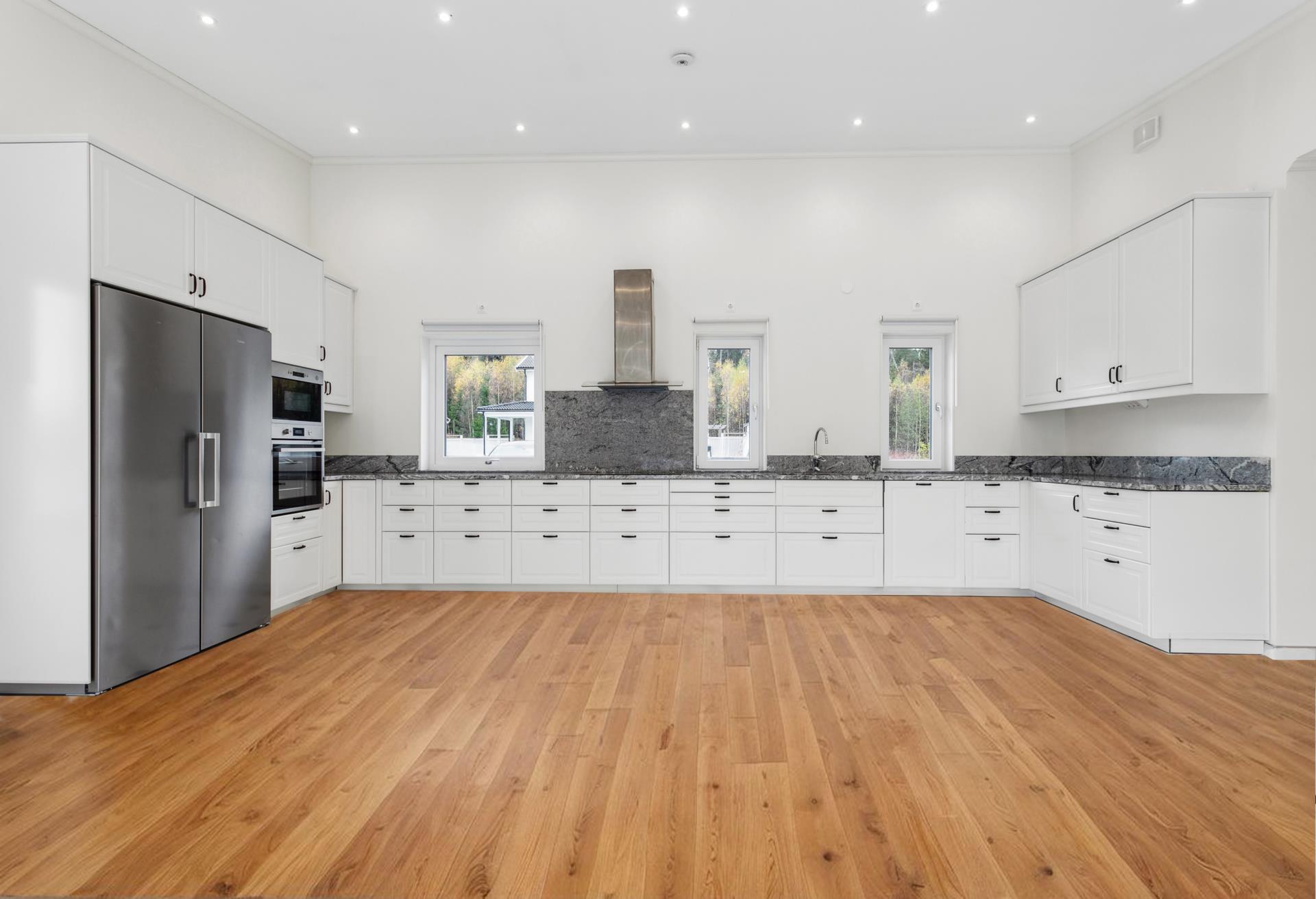 Nästan nybyggd enplansvilla från 2022 med bergvärme, stor pool, solceller och sidobyggnad om 50 m²