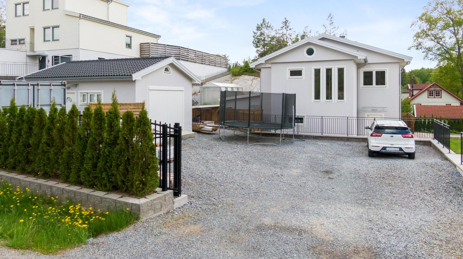 Påkostad familjevilla med hörntomt och genomgående golvvärme via bergvärme