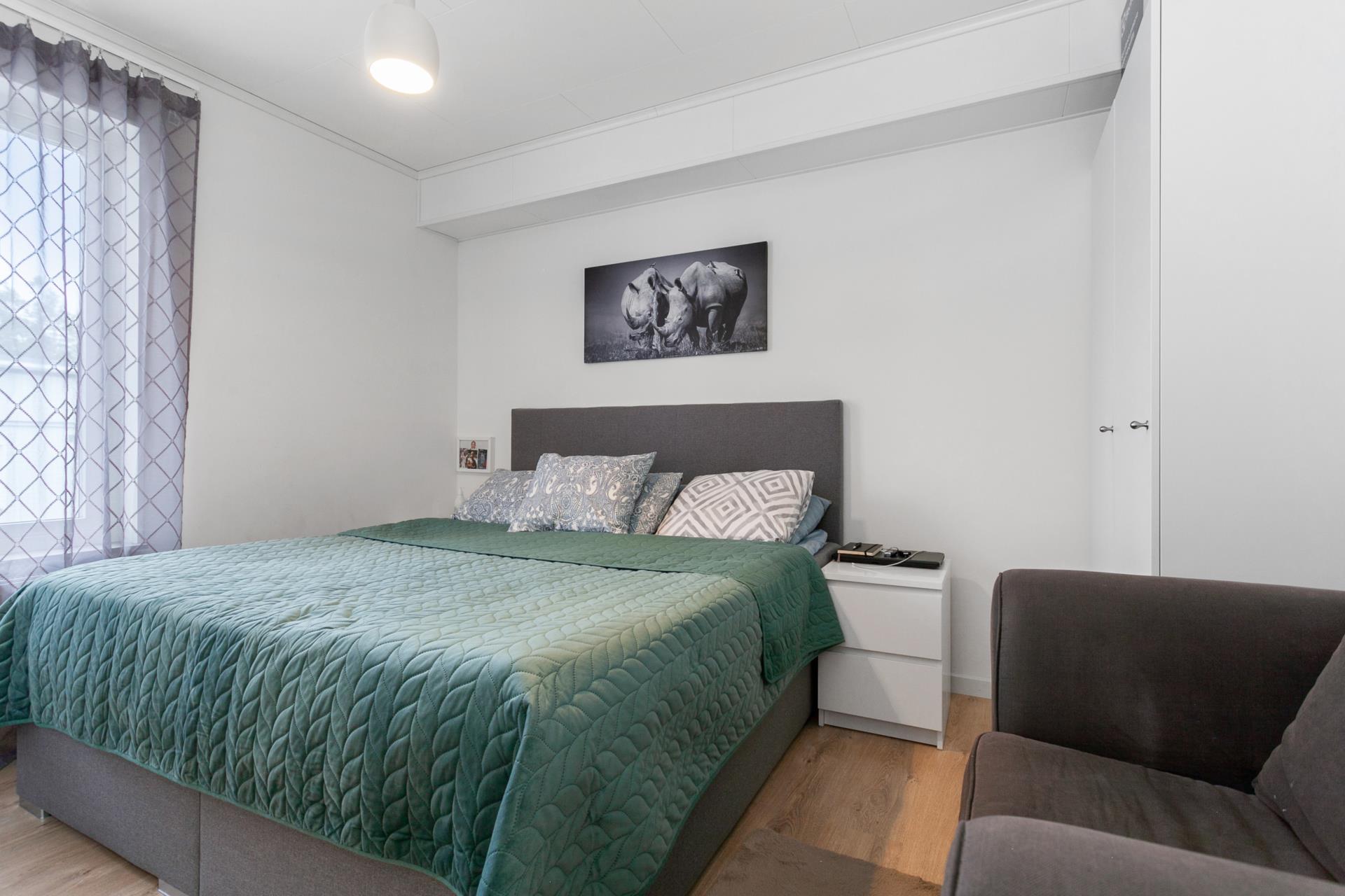 Välplanerad hörnfyra med bra planlösning och stor balkong