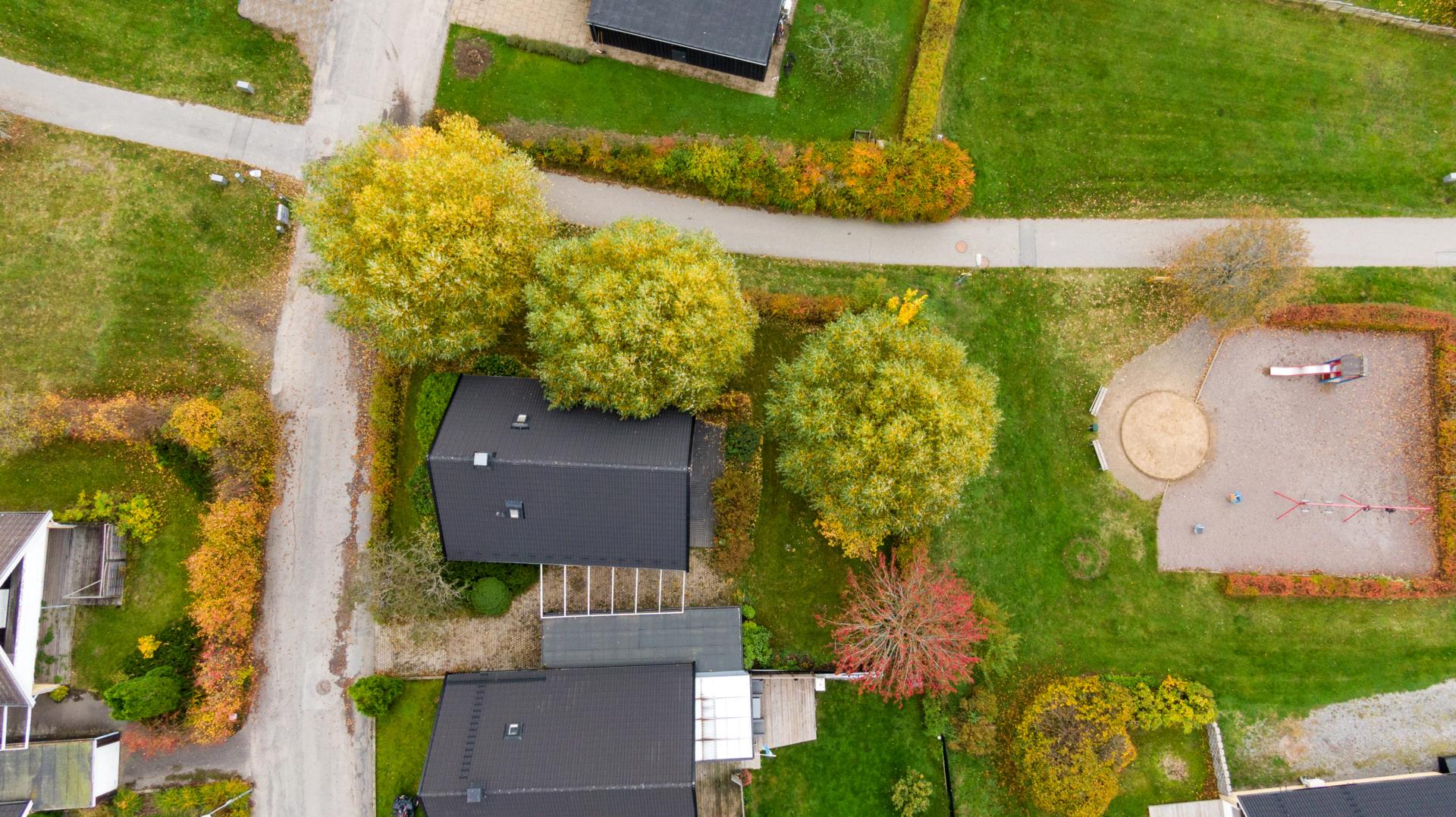 Välplanerat med näst största hörntomten i området med viss sjöutsikt och garage