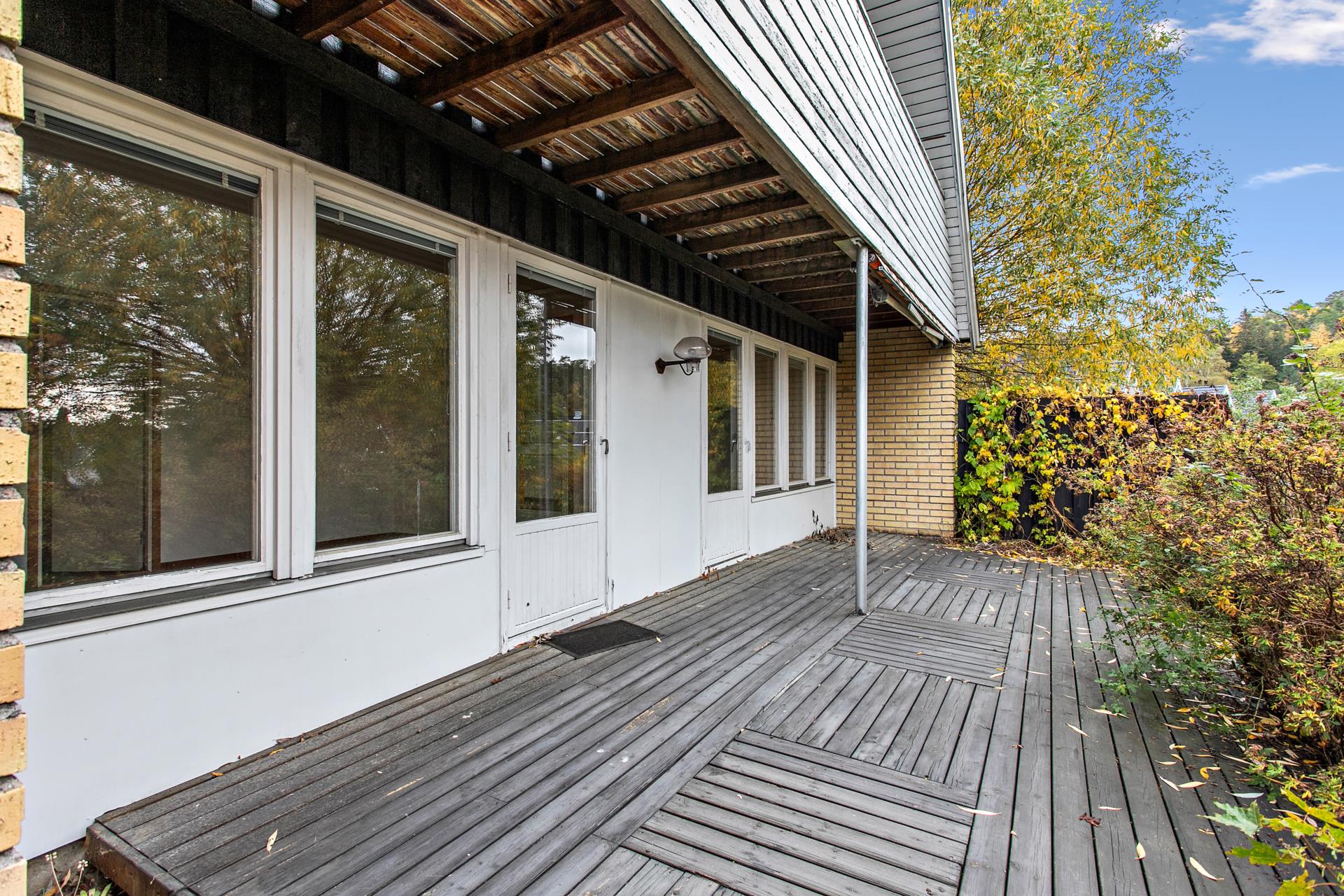 Välplanerat med näst största hörntomten i området med viss sjöutsikt och garage