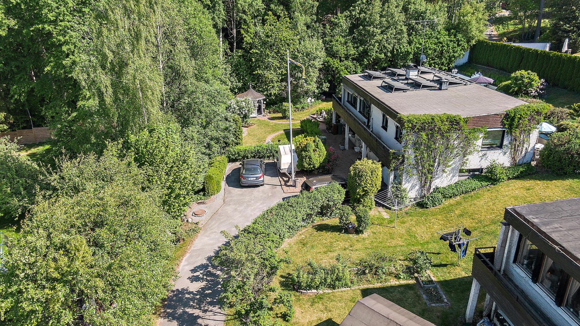Sällsynt privat läge med utomhuspool och villa med stora möjligheter