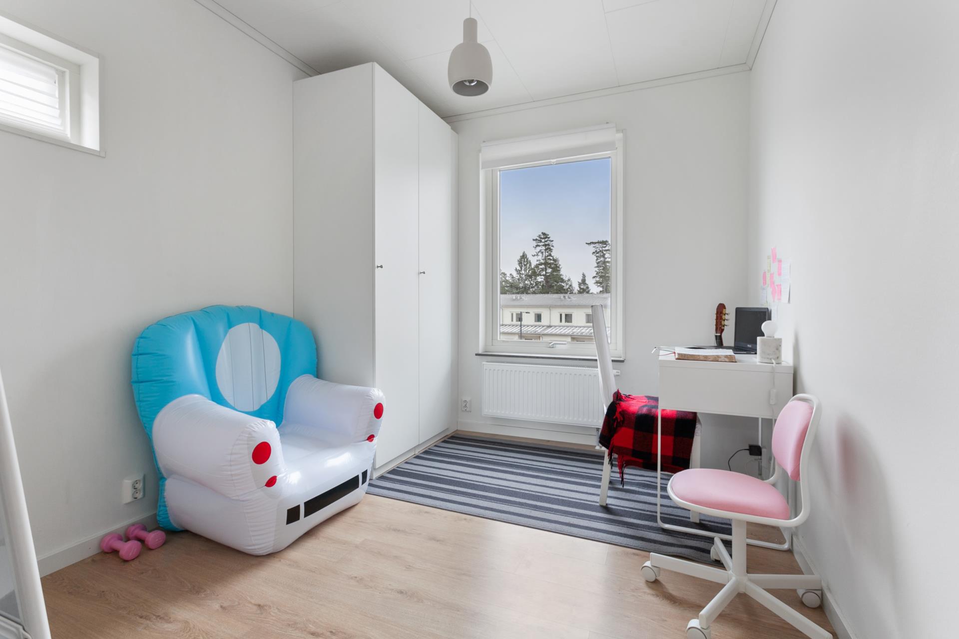 Välplanerad hörnfyra med bra planlösning och stor balkong