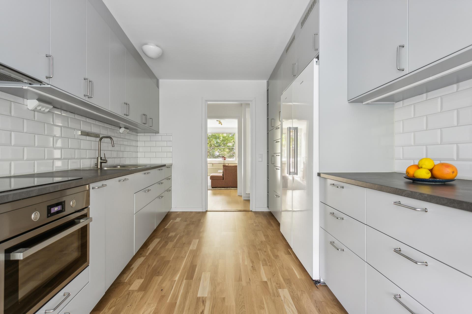 Påkostad fyra som totalrenoverades 2023-2024 med stor balkong och uthyrningsdel