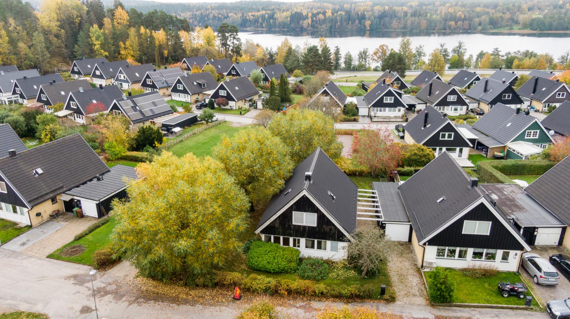 Välplanerat med näst största hörntomten i området med viss sjöutsikt och garage