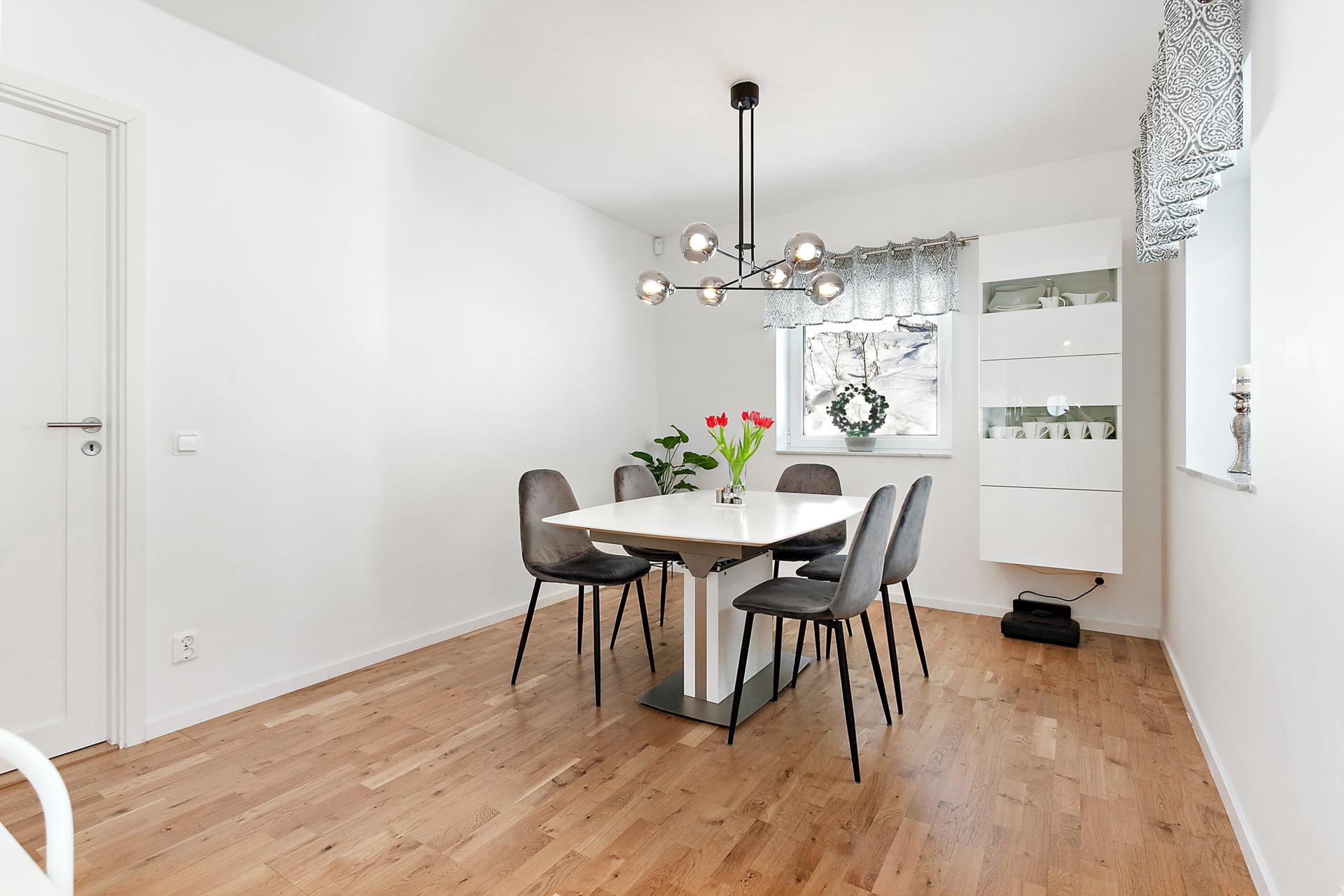 Påkostad och smakfull enplansvilla från 2010 på barnvänlig återvändsgata