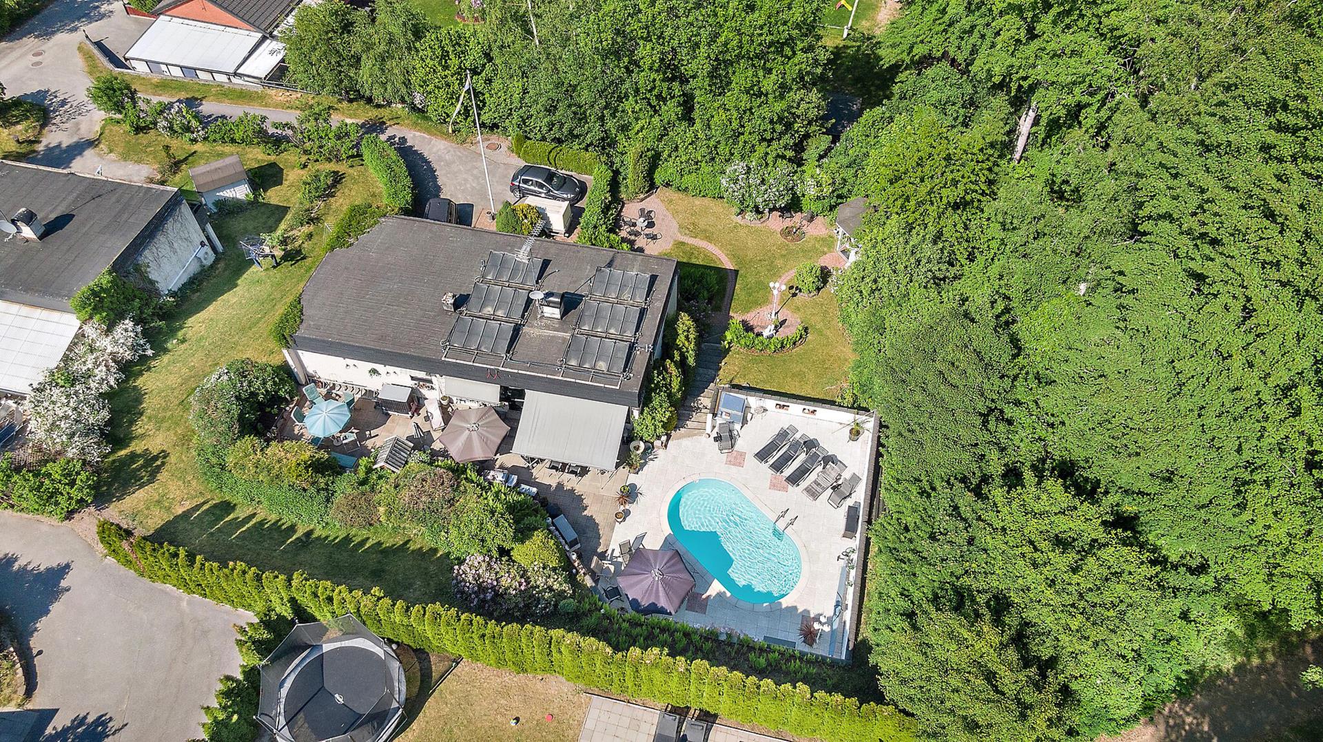 Sällsynt privat läge med utomhuspool och villa med stora möjligheter