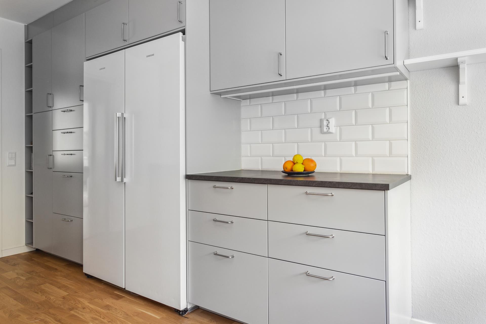 Påkostad fyra som totalrenoverades 2023-2024 med stor balkong och uthyrningsdel