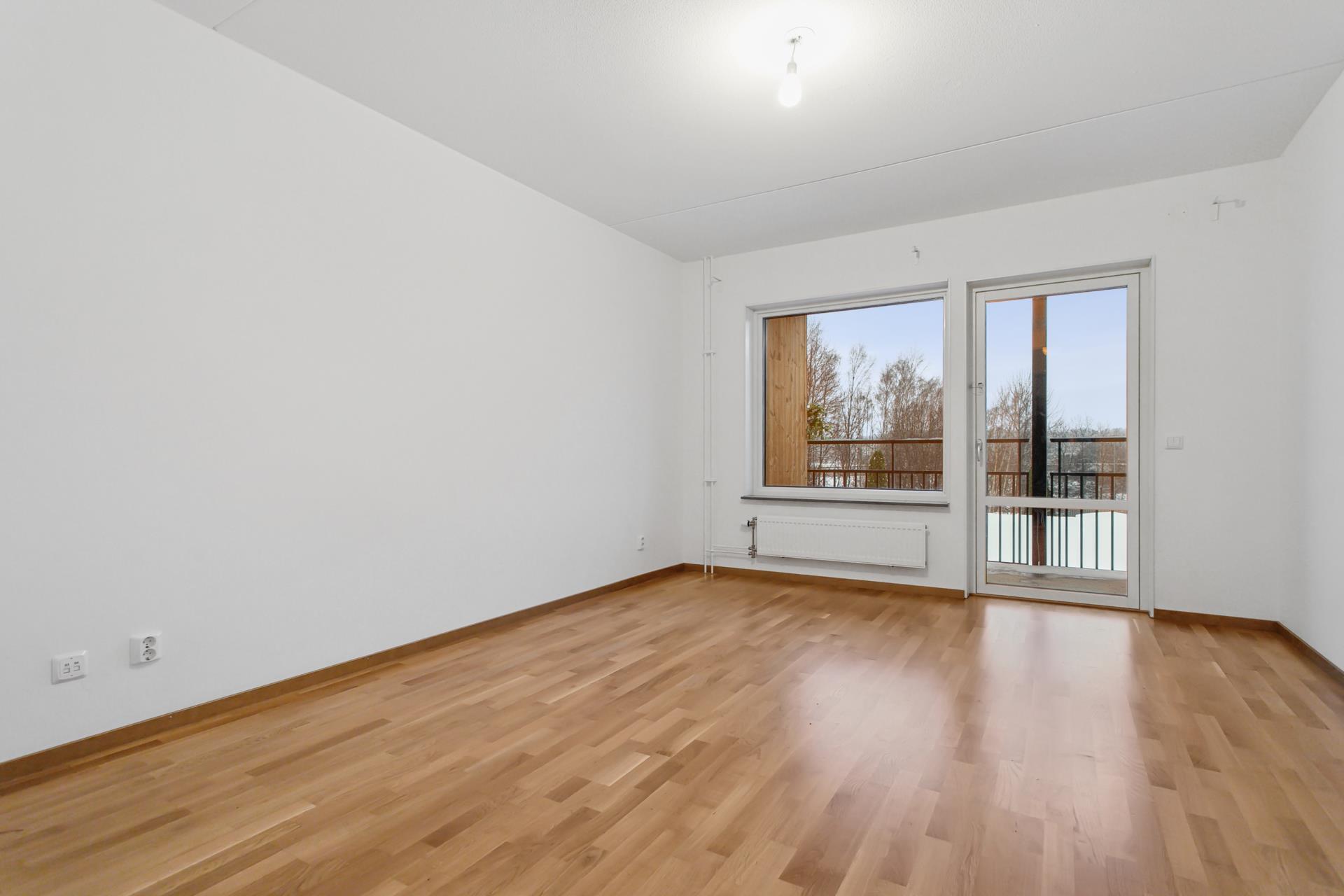 Optimal planlösning i fint läge nära T-bana med balkong som bjuder på viss sjöglimt