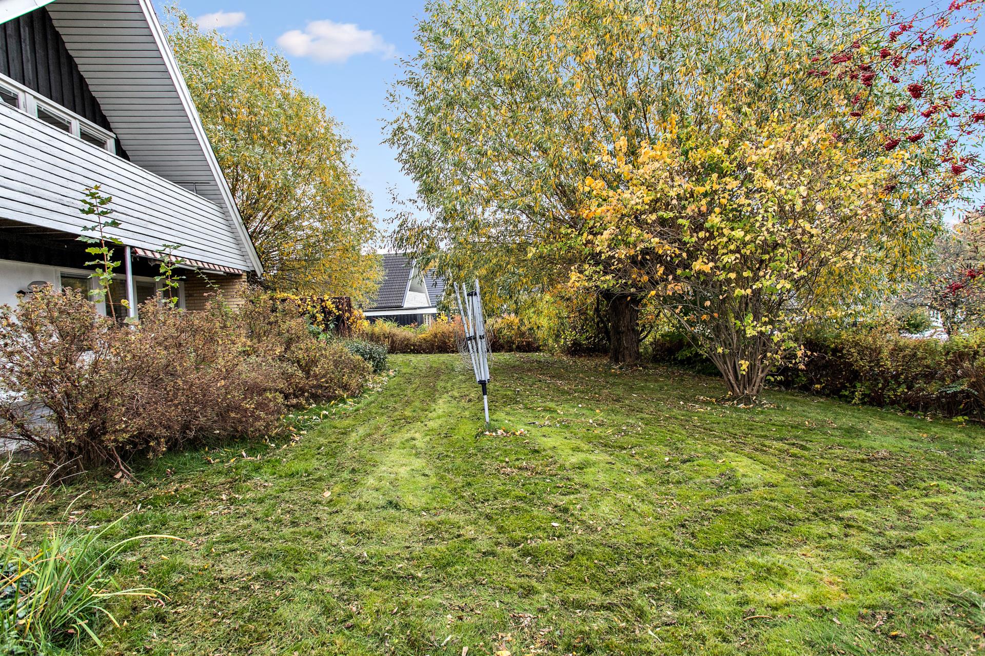 Välplanerat med näst största hörntomten i området med viss sjöutsikt och garage