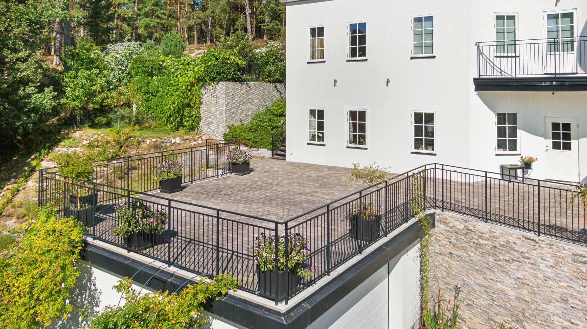 Påkostad stenvilla från 2015 med dubbelgarage, soldränkt läge och golvvärme via bergvärme