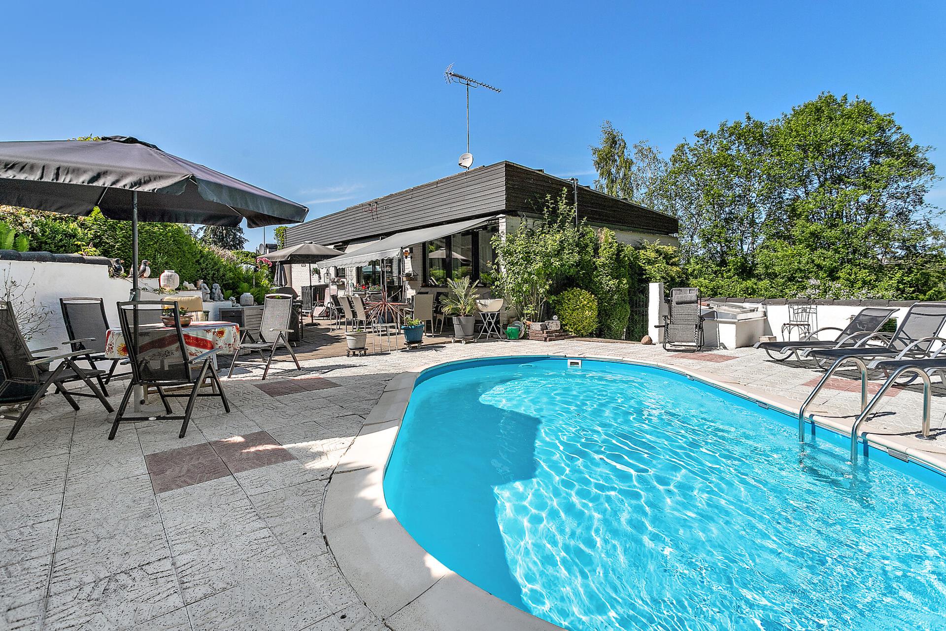 Sällsynt privat läge med utomhuspool och villa med stora möjligheter