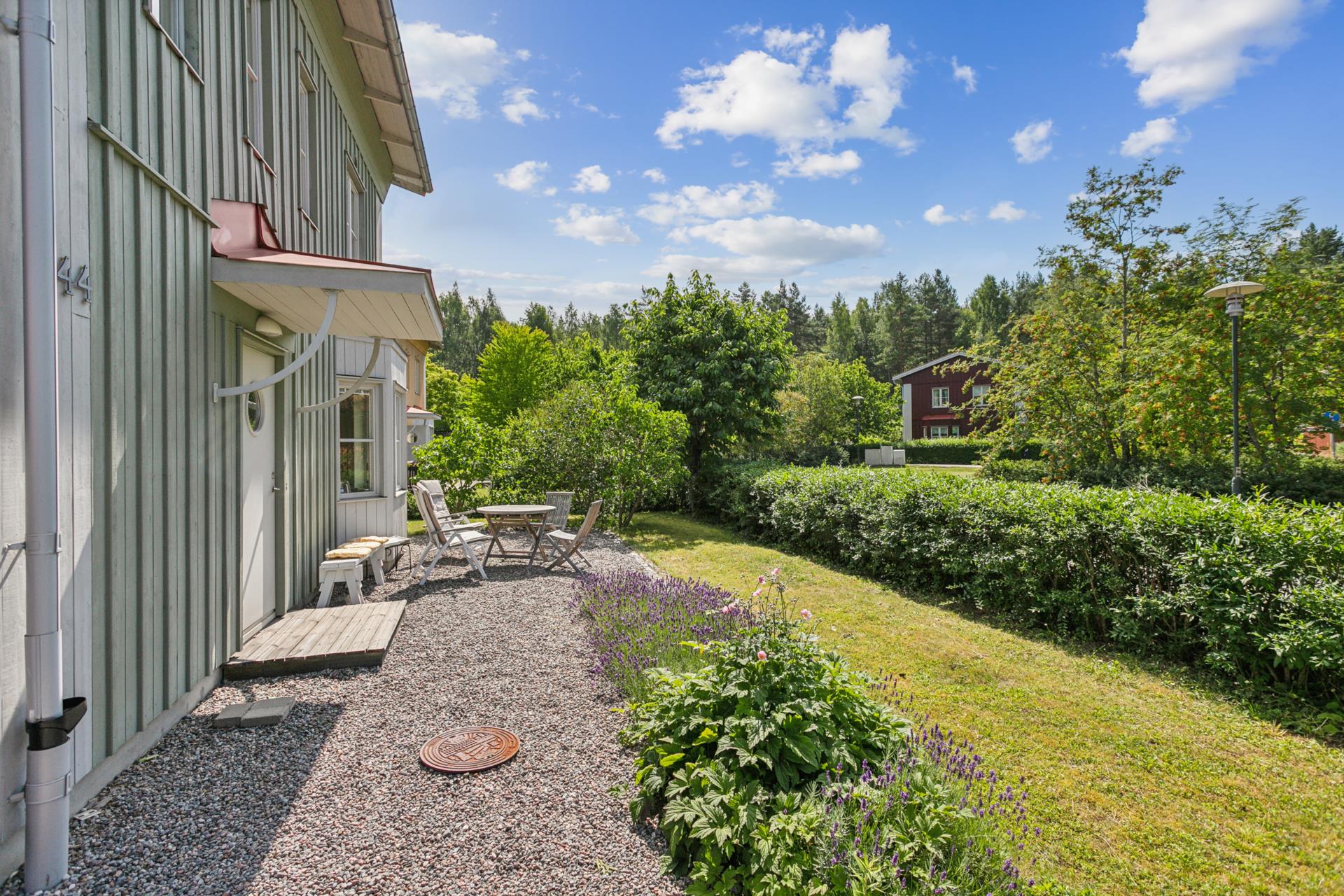Välplanerad tvåplansvilla i idylliska kvarter med flexibel planlösning och carport samt mysig tomt