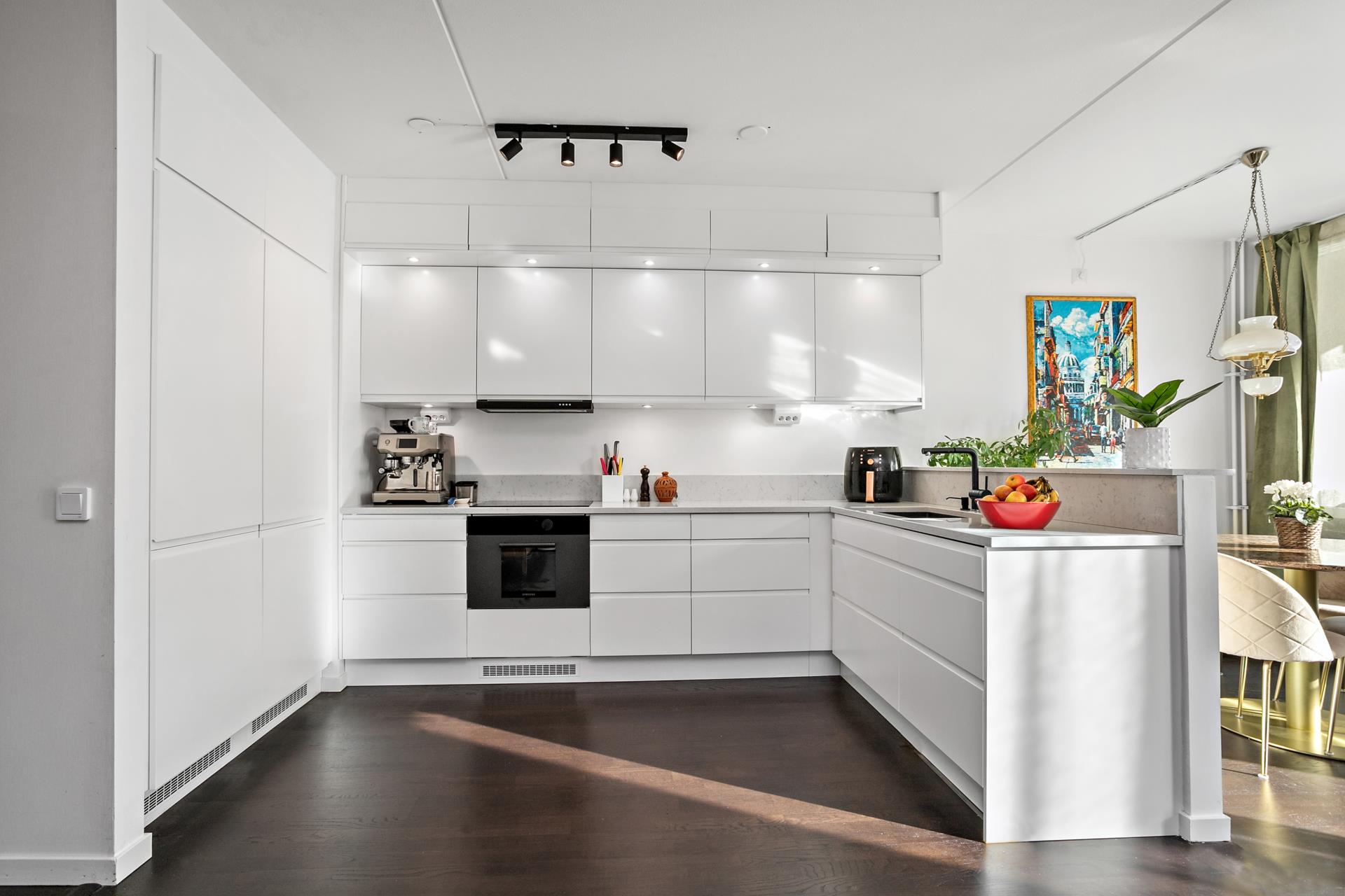 Välplanerad och modern 3:a med fina material och solig balkong