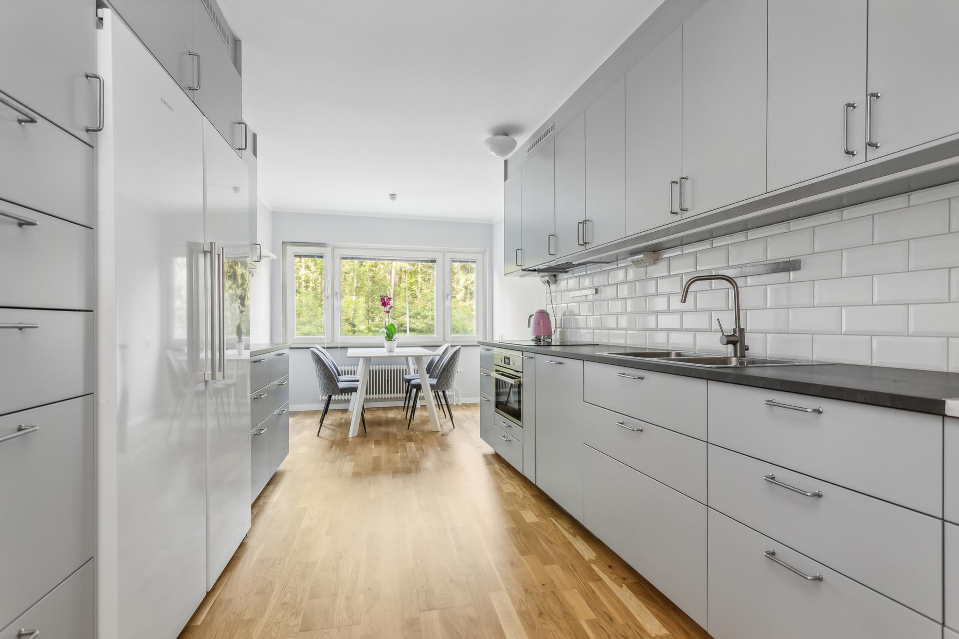 Påkostad fyra som totalrenoverades 2023-2024 med stor balkong och uthyrningsdel