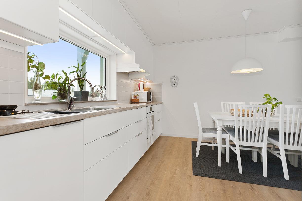 Välplanerad hörnfyra med bra planlösning och stor balkong