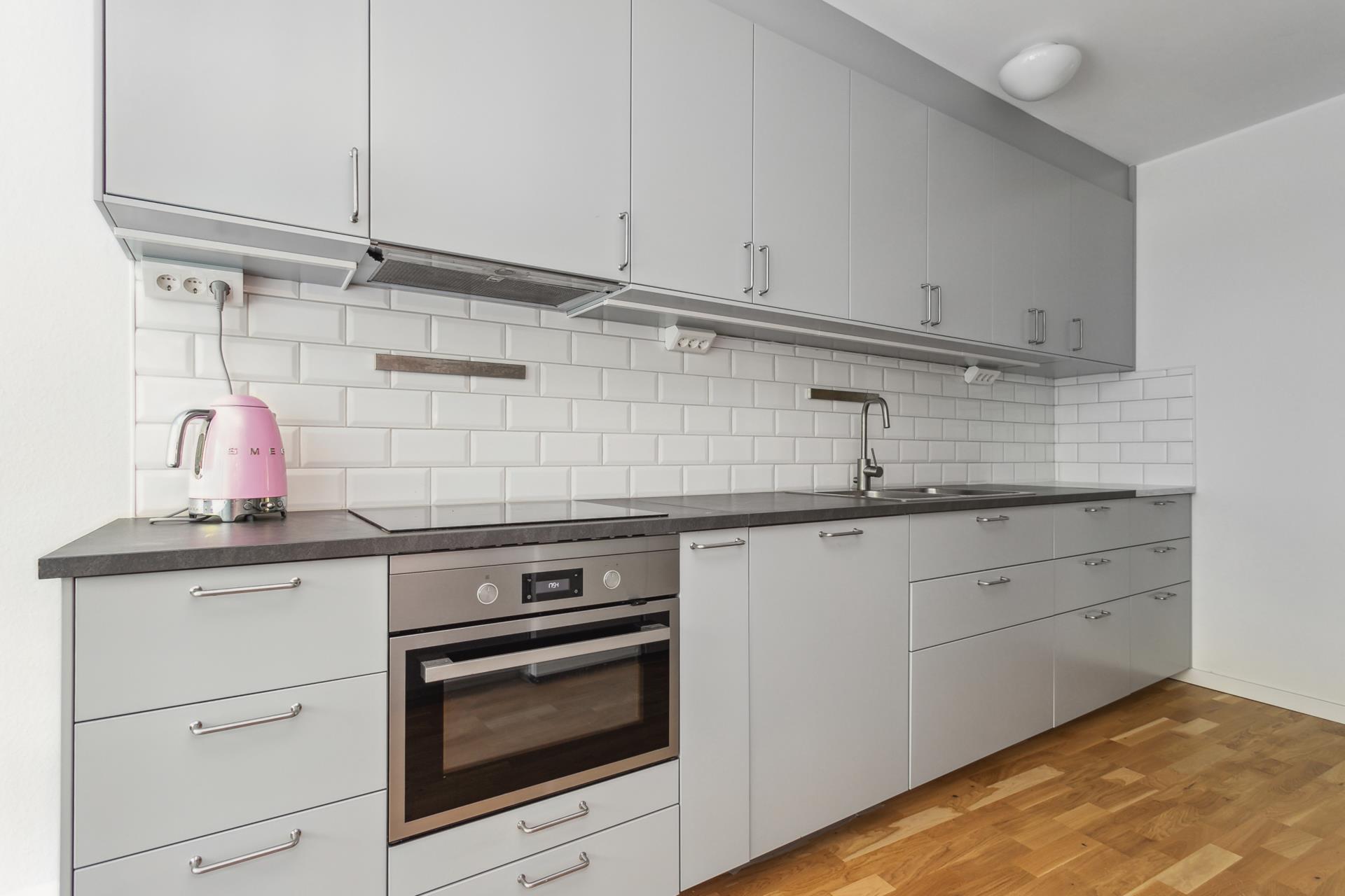 Påkostad fyra som totalrenoverades 2023-2024 med stor balkong och uthyrningsdel