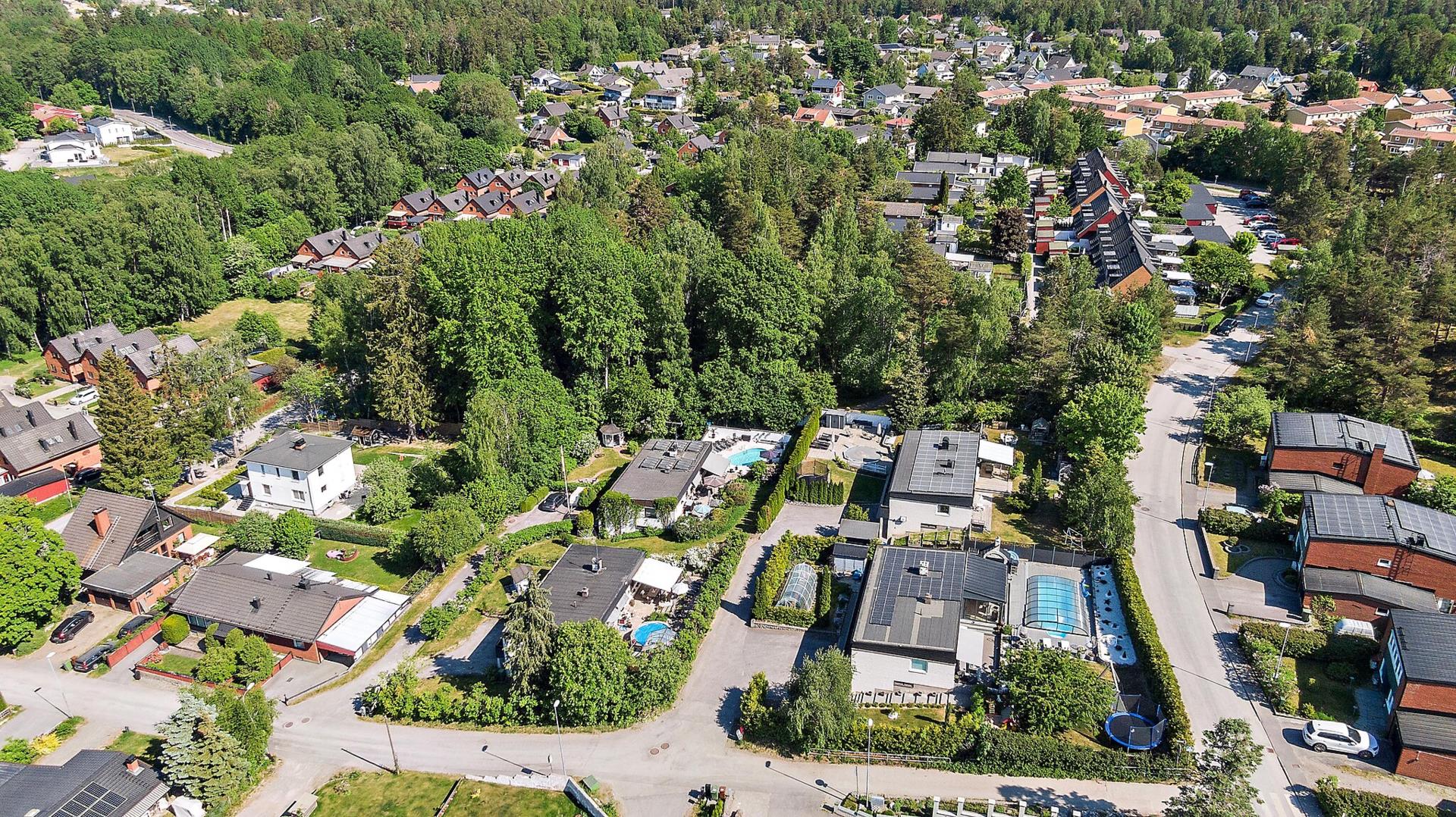 Sällsynt privat läge med utomhuspool och villa med stora möjligheter