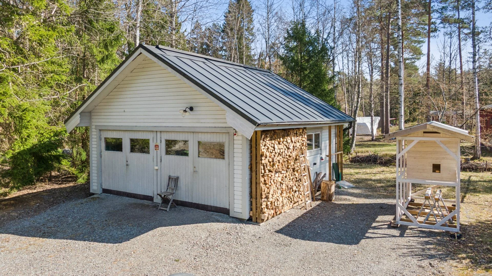 Idylliskt belägen familjevilla med bra planlösning samt solig tomt