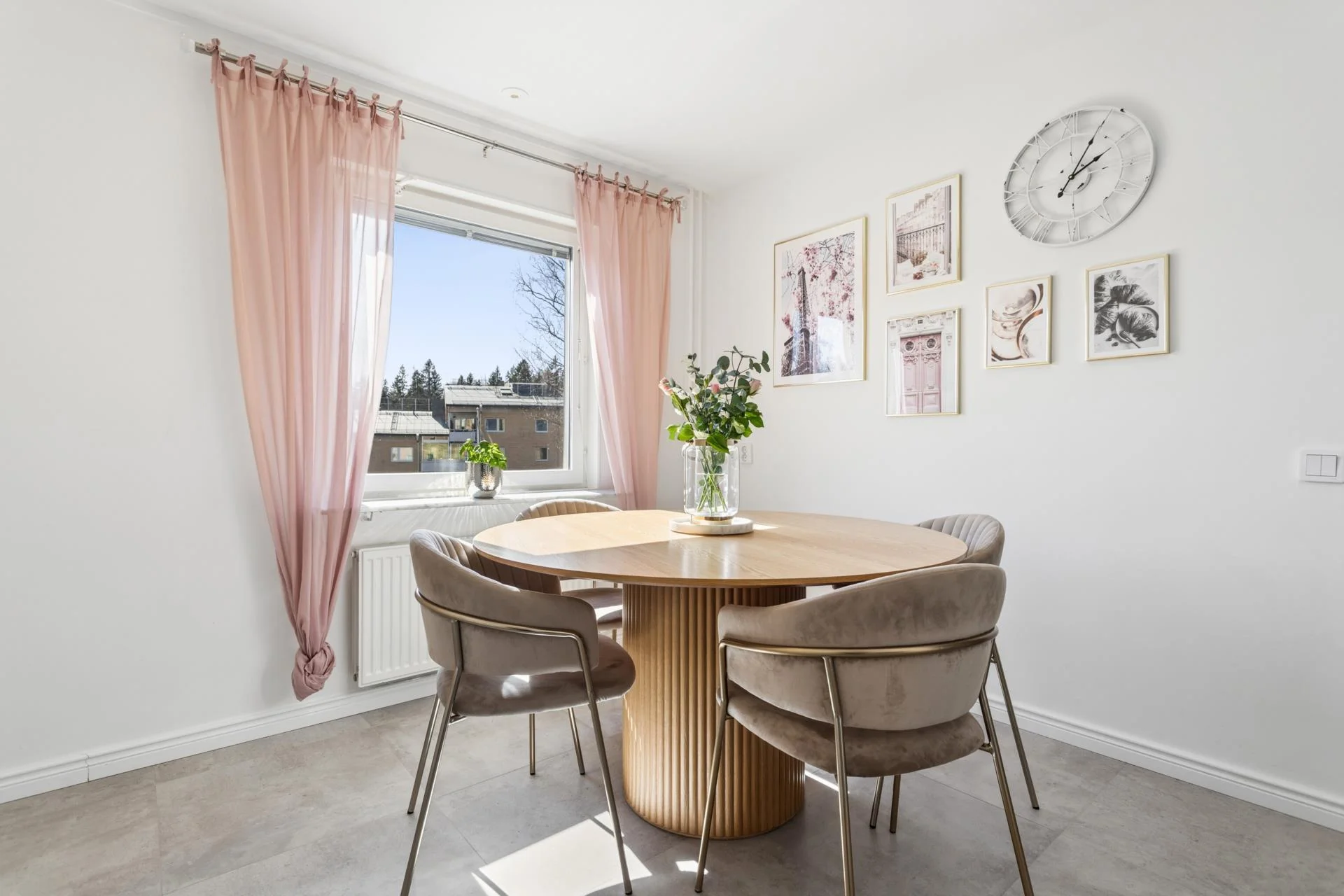 Trivsam hörntrea som har renoverats löpande med stor balkong