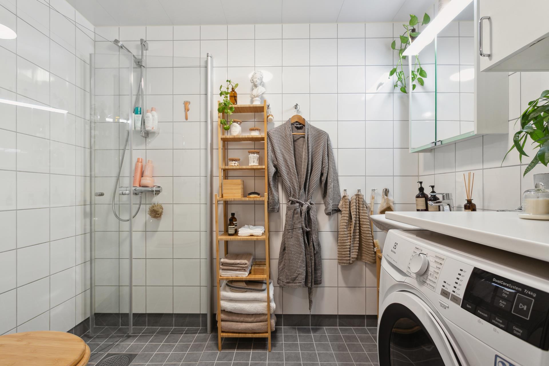Ljus och fräsch etta med öppen modern planlösning från 2019
