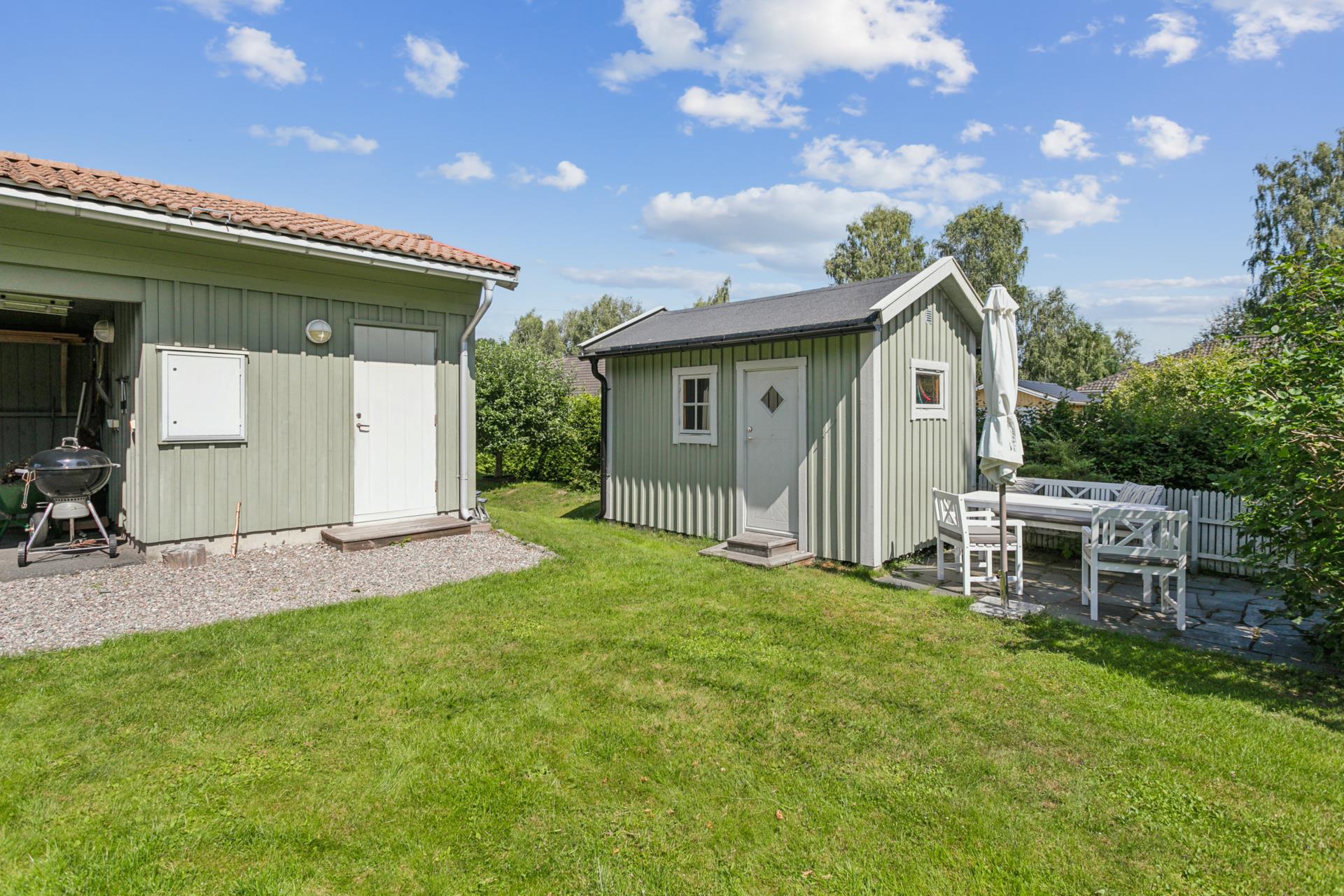 Välplanerad tvåplansvilla i idylliska kvarter med flexibel planlösning och carport samt mysig tomt