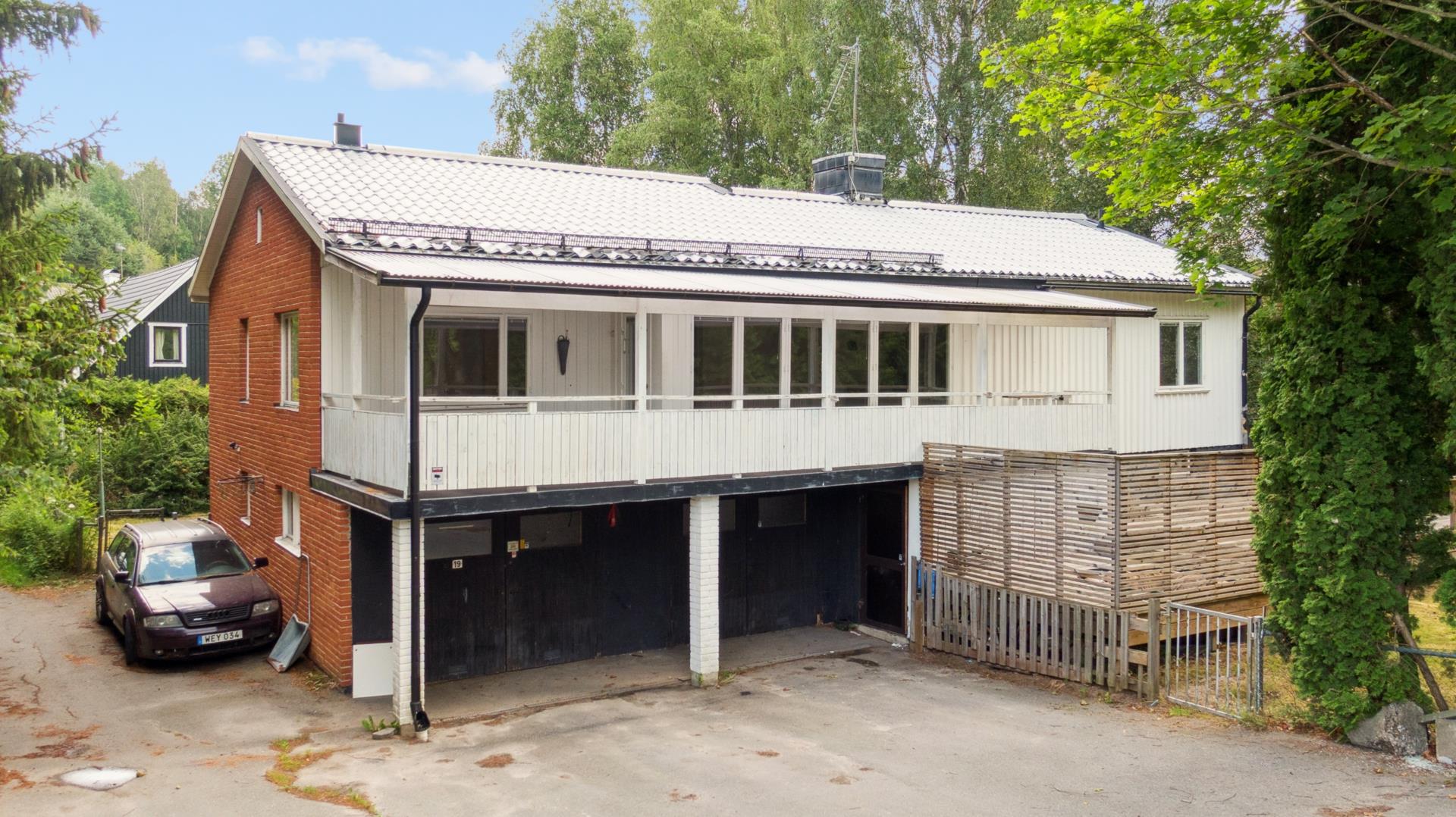 Rymlig villa med bra värmesystem, rejält dubbelgarage & uthyrningsdel