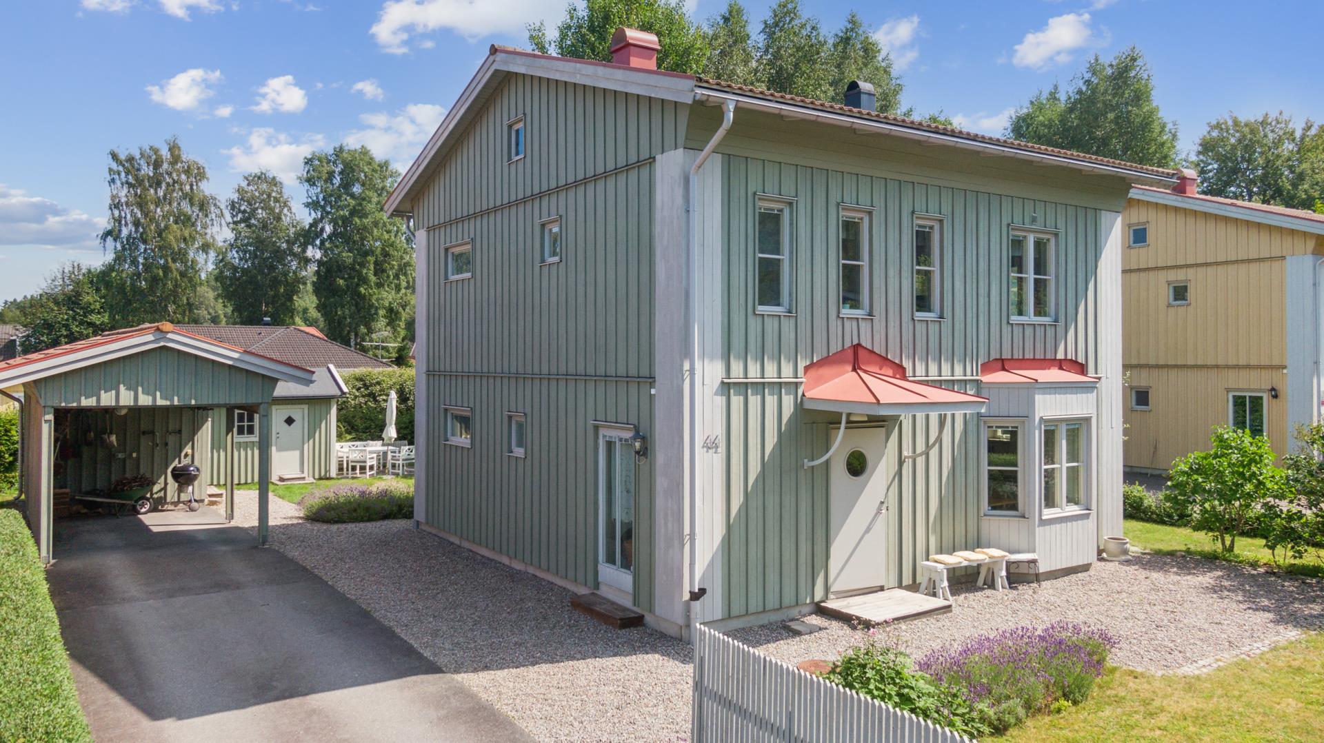 Välplanerad tvåplansvilla i idylliska kvarter med flexibel planlösning och carport samt mysig tomt