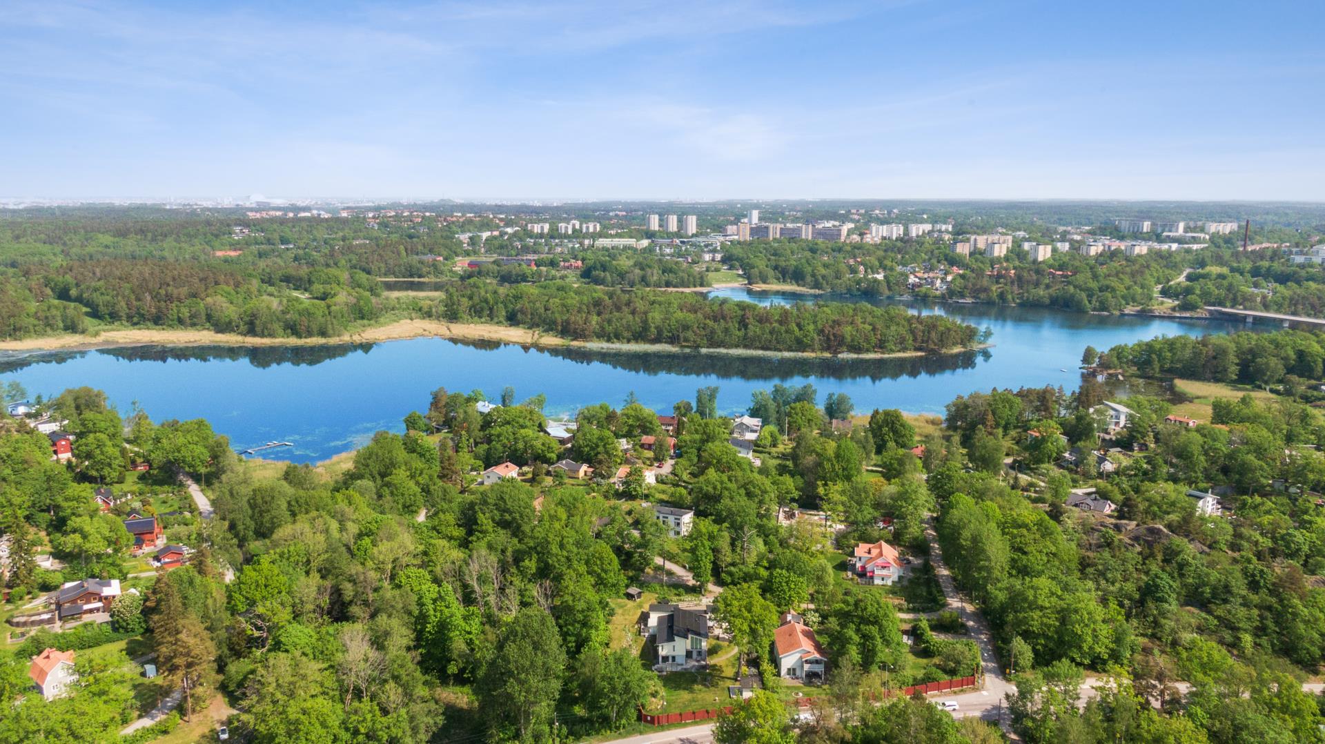 Stor exklusiv villa i Stora Mellansjö med bergvärme, dubbelgarage och solceller