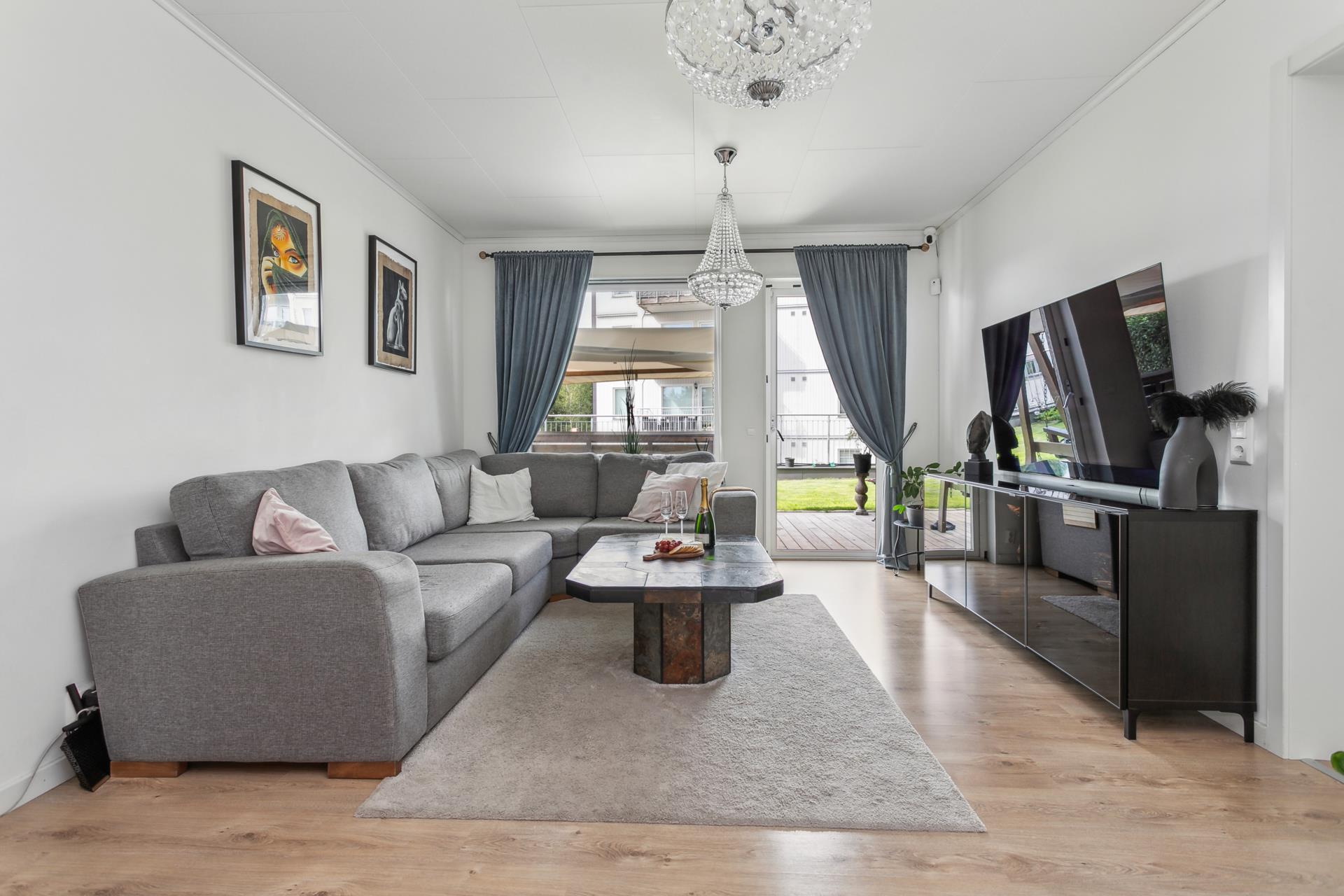Välplanerad hörnfyra med bra planlösning och stor altan med tillhörande egen trädgård