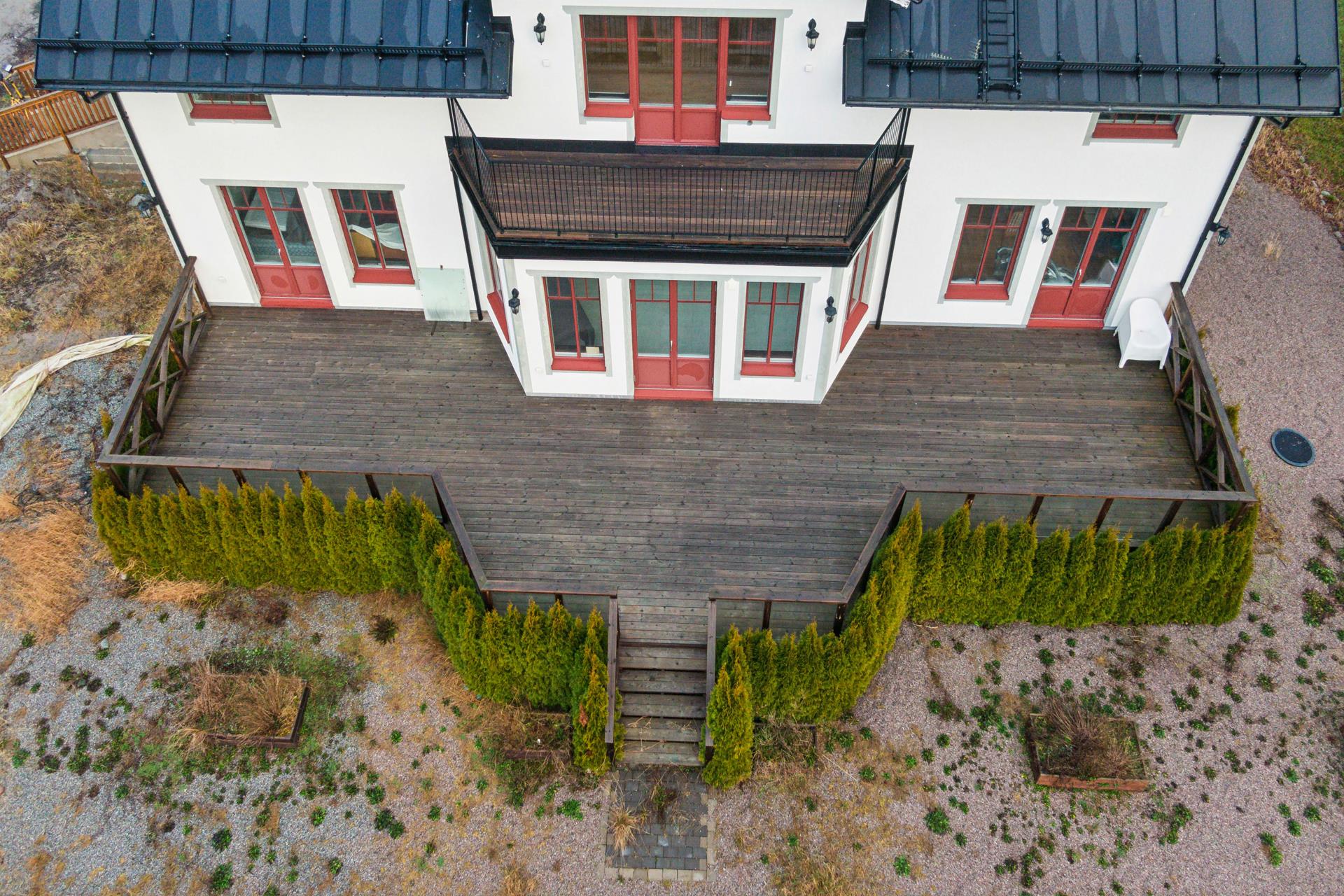 Imponerande fastighet med stor tomt, villa om ca 553 m² och gästhus om ca 147 m²